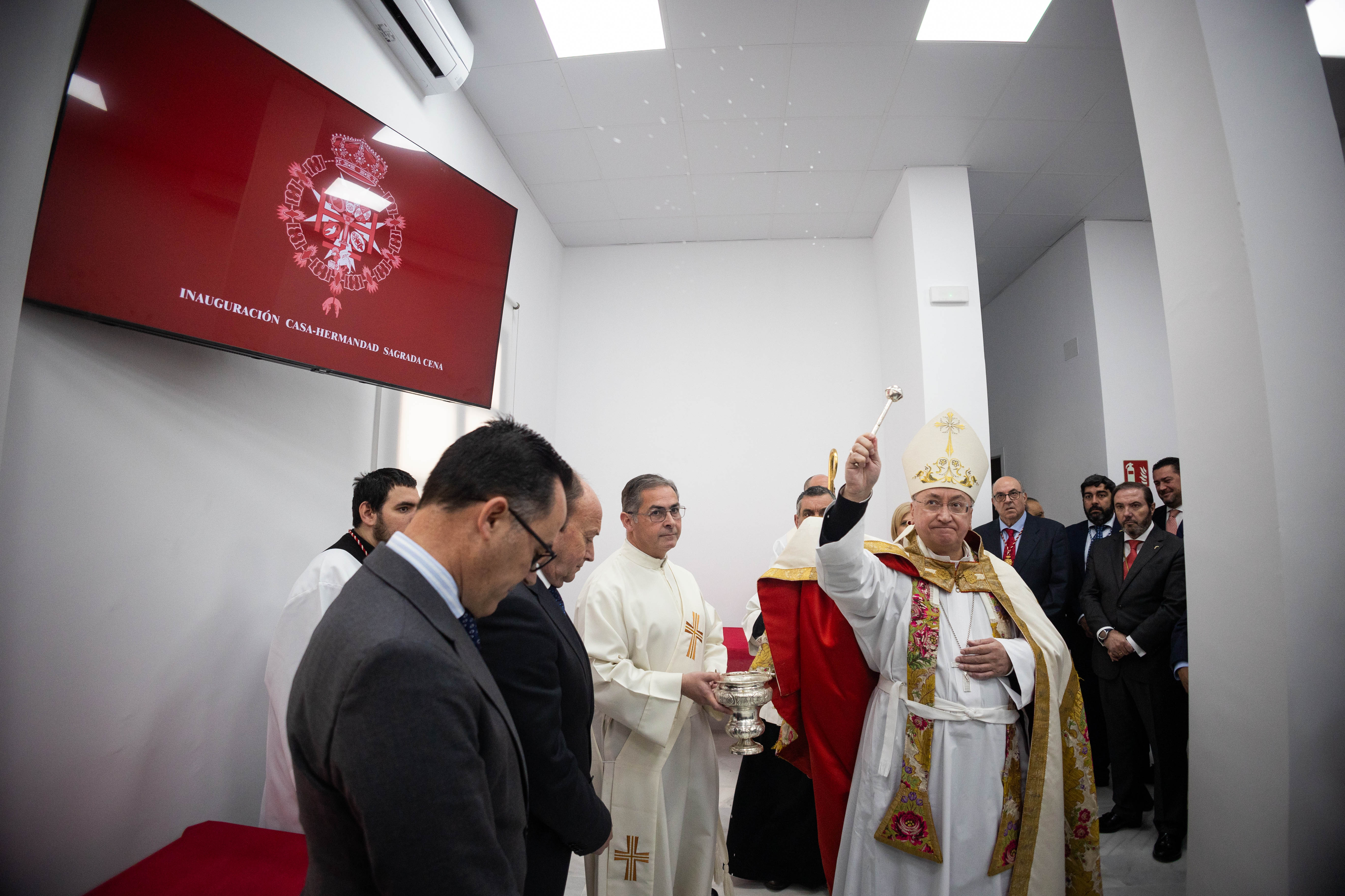 Rico Pabés bendiciendo la nueva sede. 