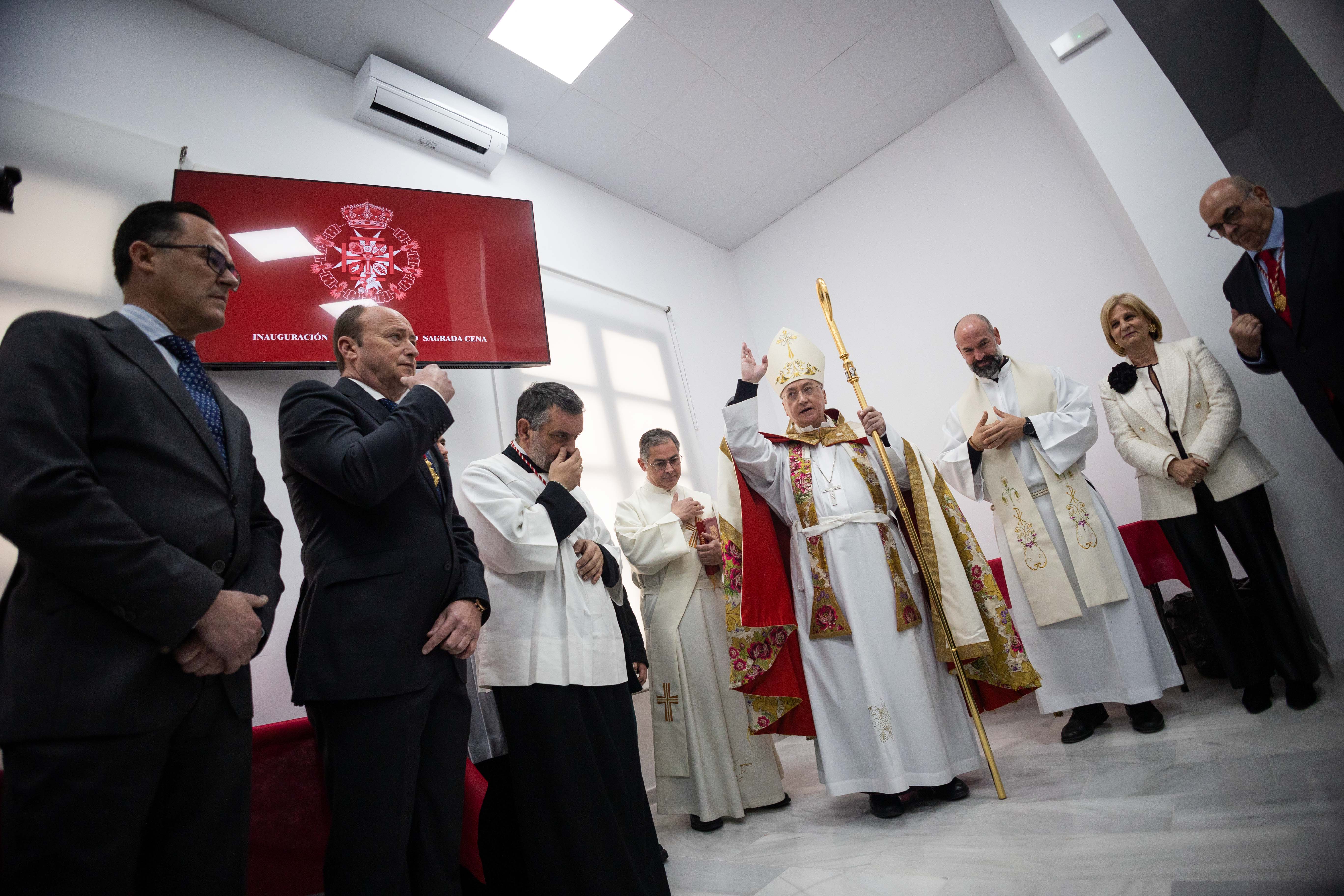 Imagen retrospectiva del obispo bendiciendo la casa de hermandad de La Cena.
