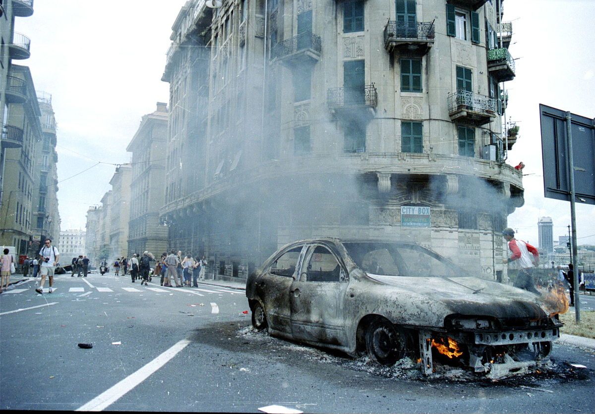 Un coche incendiado en las protestas contra la cumbre del G8 de 2001 en Génova, donde fue asesinado el activista Carlo Giulani. Foto: Ares Ferrari. Wikipedia.