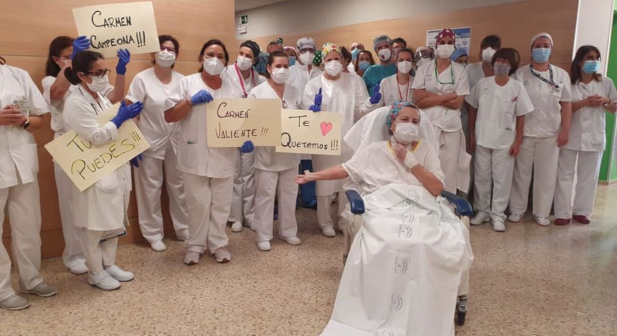 La médico Carmen Sevillano, al salir de la UCI. FOTO: SAS