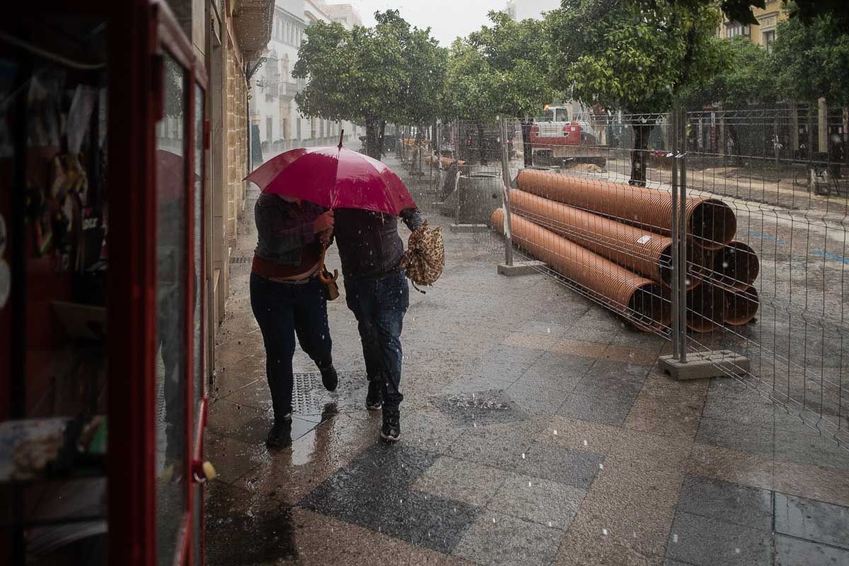 Dos personas se resguardan de las fuertes lluvias, en una imagen de archivo. Autor: Manu García