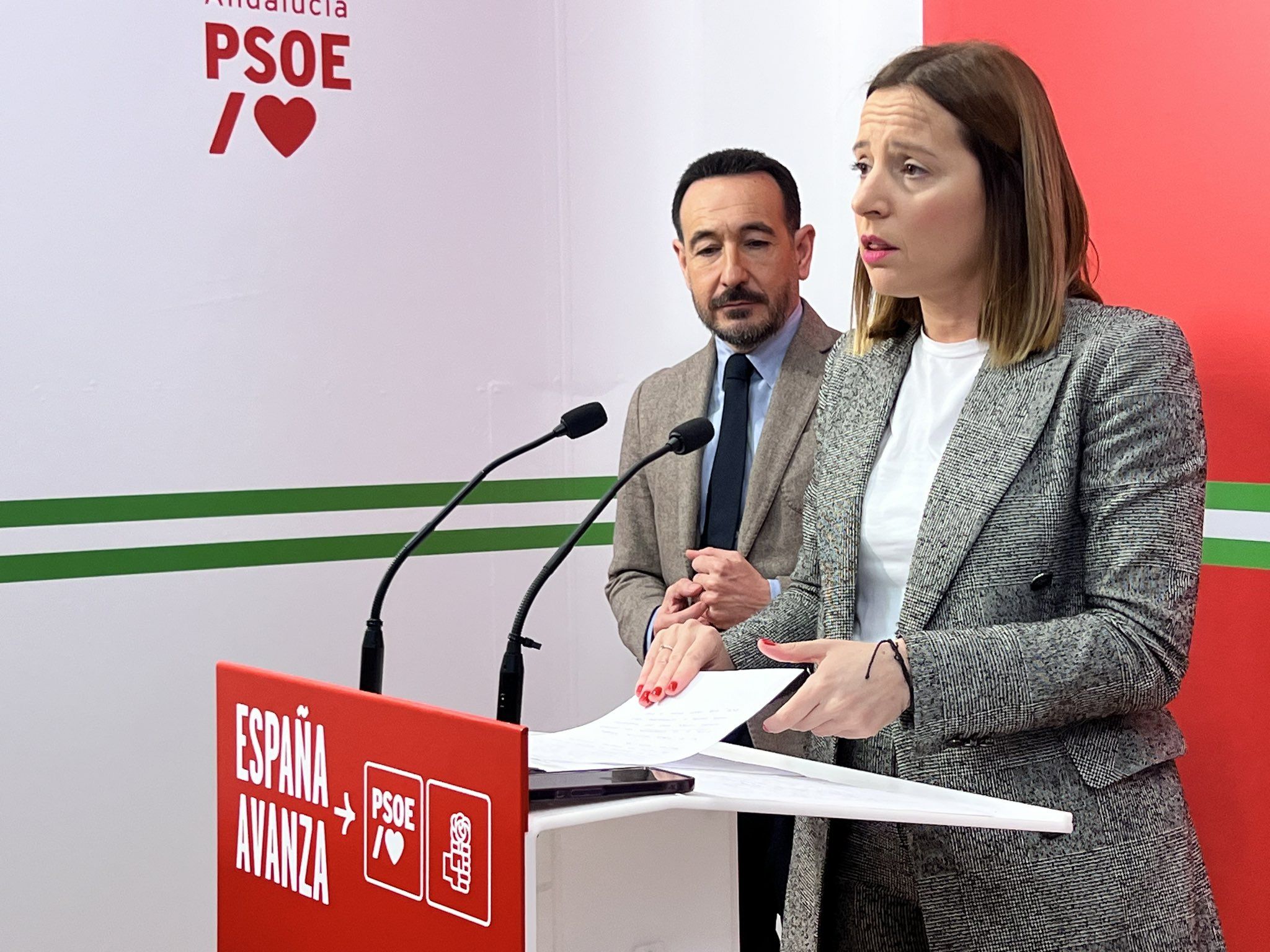 Ana Carrera y Fernando López Gil, en la rueda de prensa en que exigen desaladoras para Chiclana. Ana Carrera y Fernando López Gil, en la rueda de prensa en que exigen desaladoras para Chiclana.