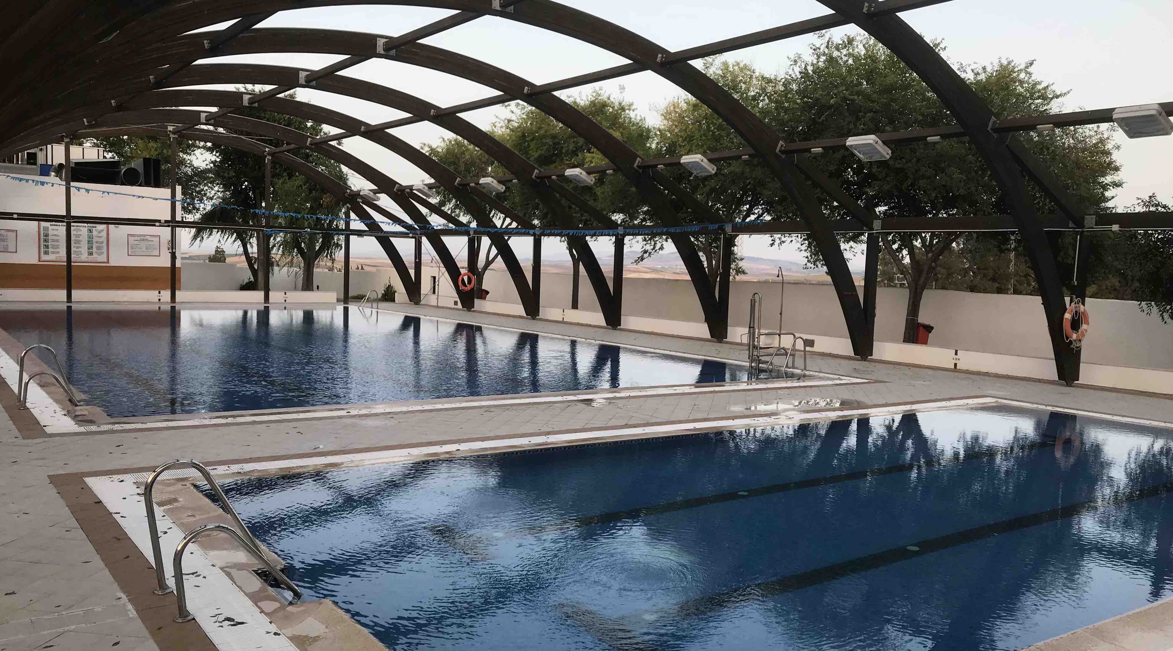 Piscina municipal de Trebujena, en una imagen de archivo.