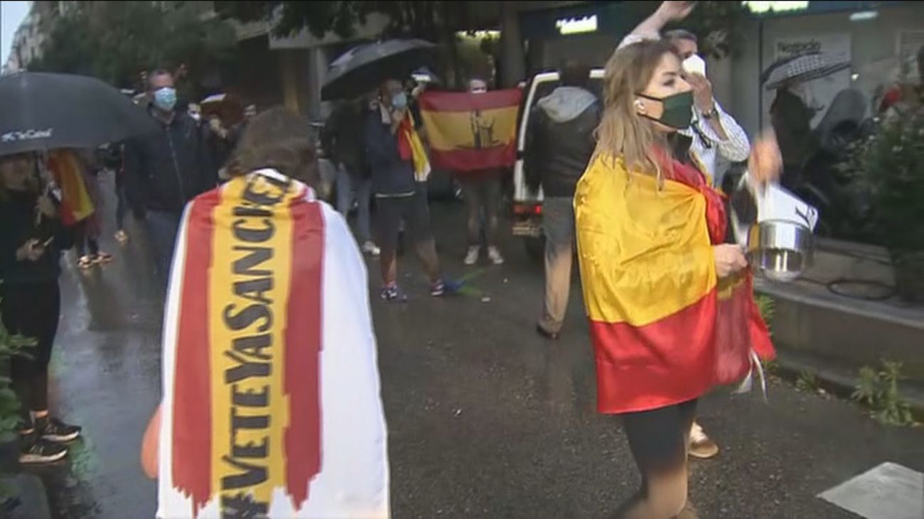 Una imagen de 'Telemadrid' de las protestas en el barrio de Salamanca.