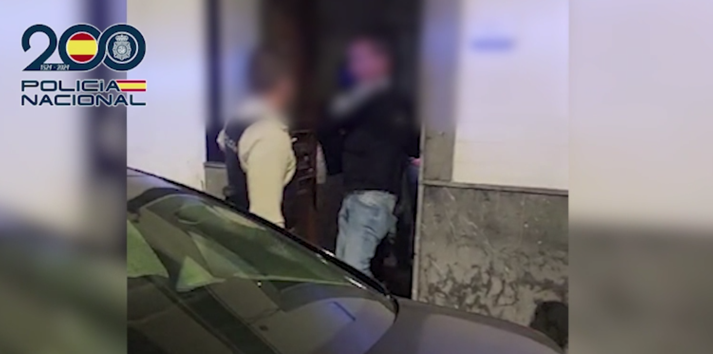 El detenido, tras ser cazado por la Policía Nacional en el intento de fuga en Coria.