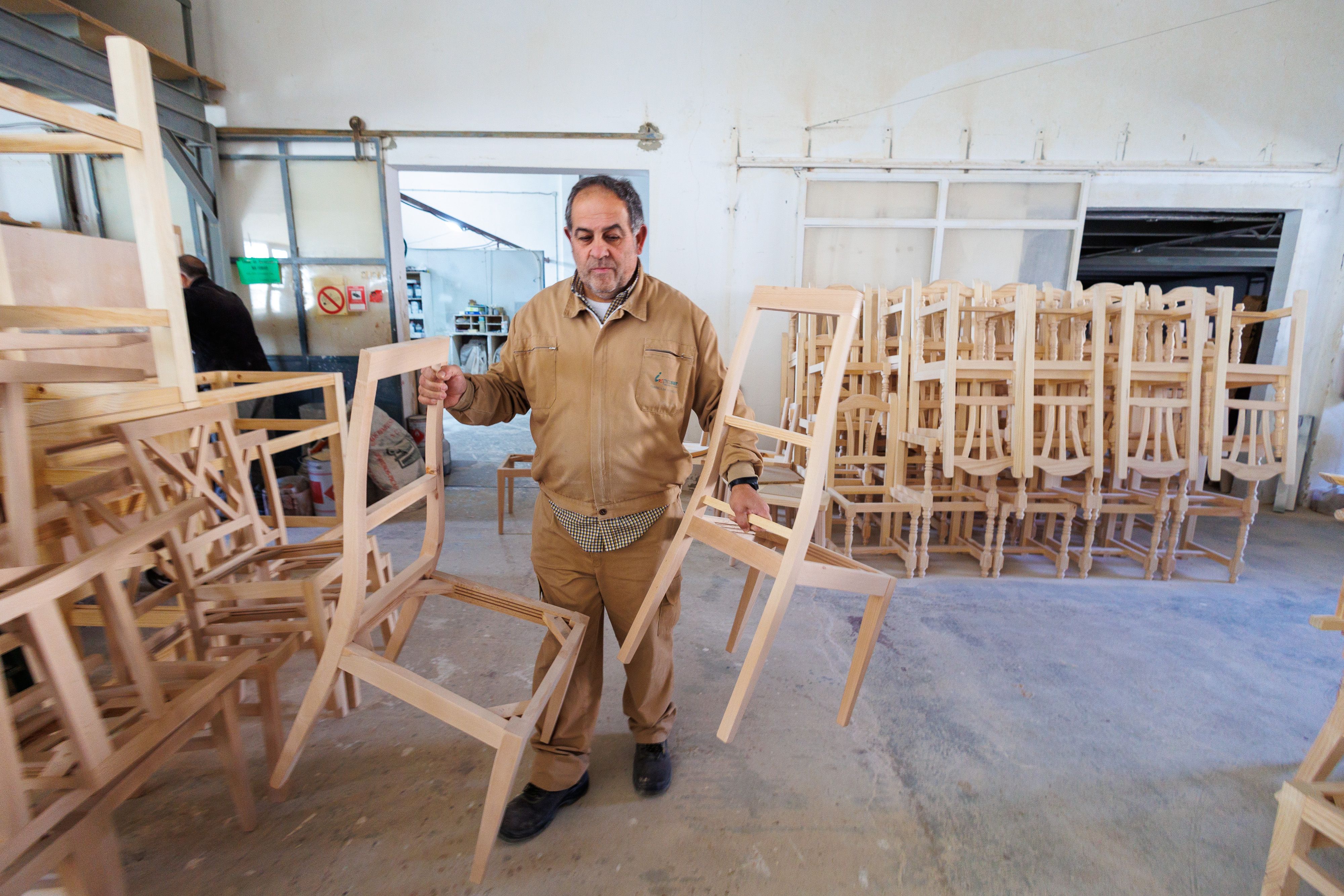 Un trabajador de Inprasur, en la fábrica de sillas histórica de Prado del Rey.
