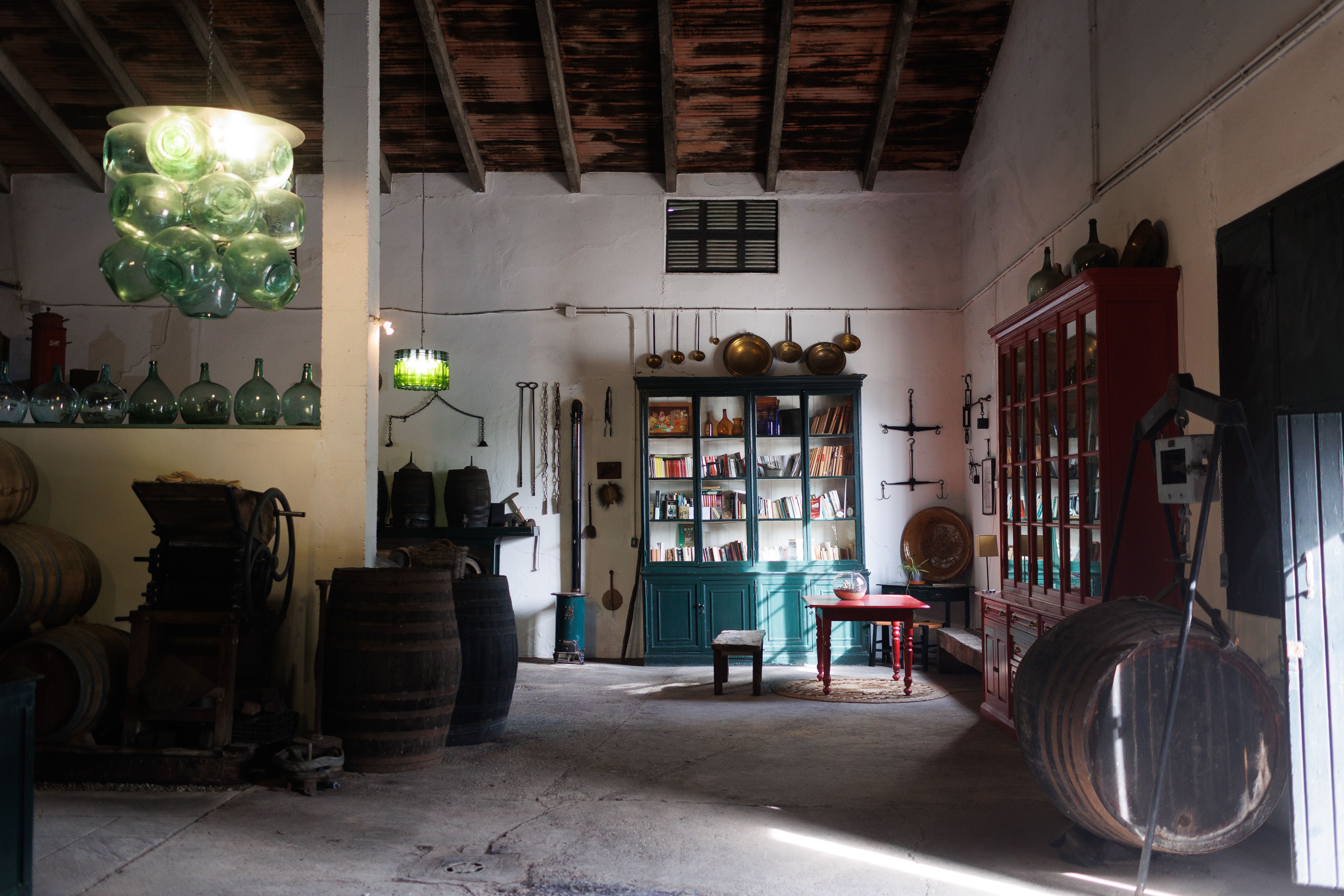 Interior de la bodega ubicada a la entrada de Prado del Rey. 