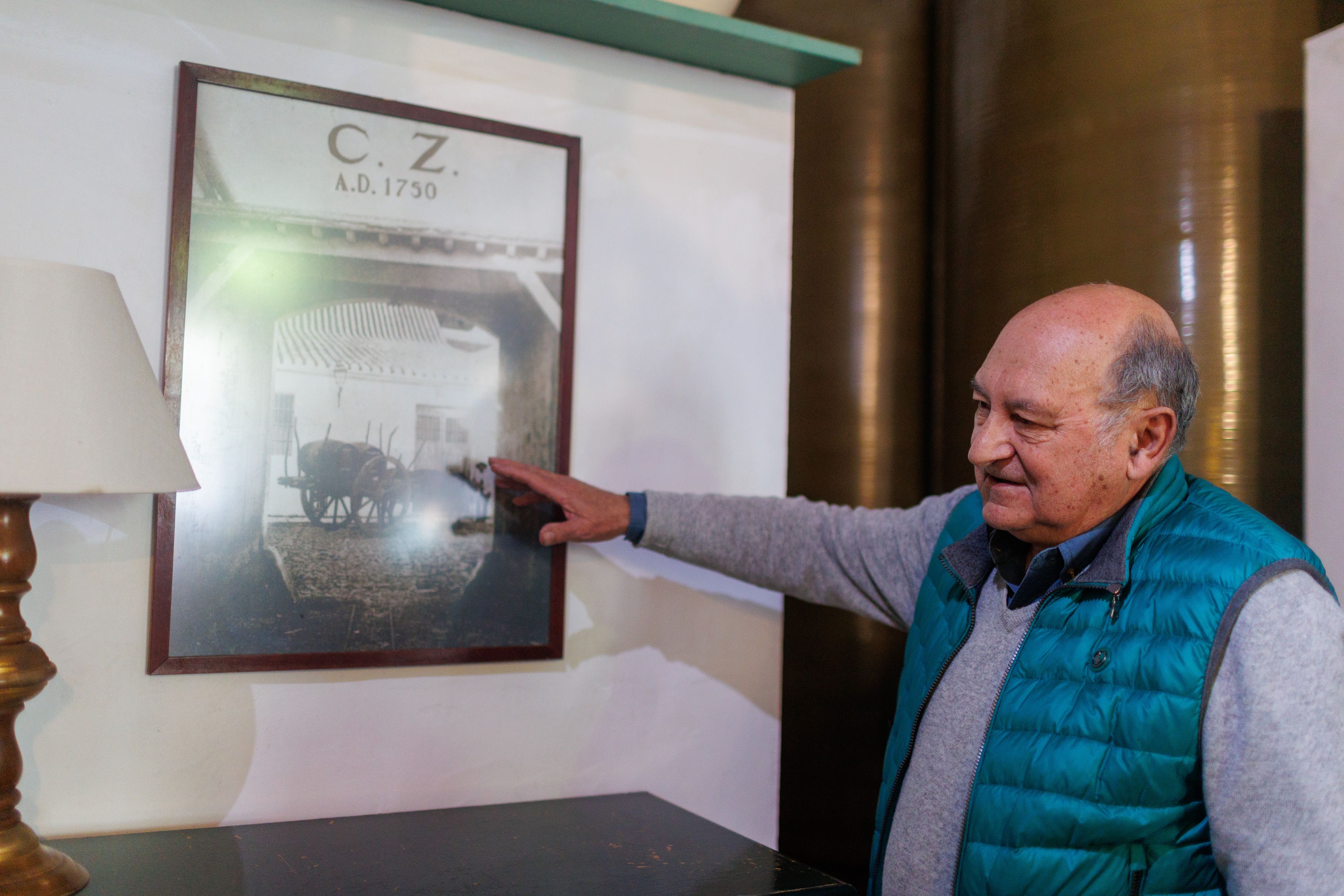 Salvador junto a la fotografía de la bodega Tradición de Jerez.