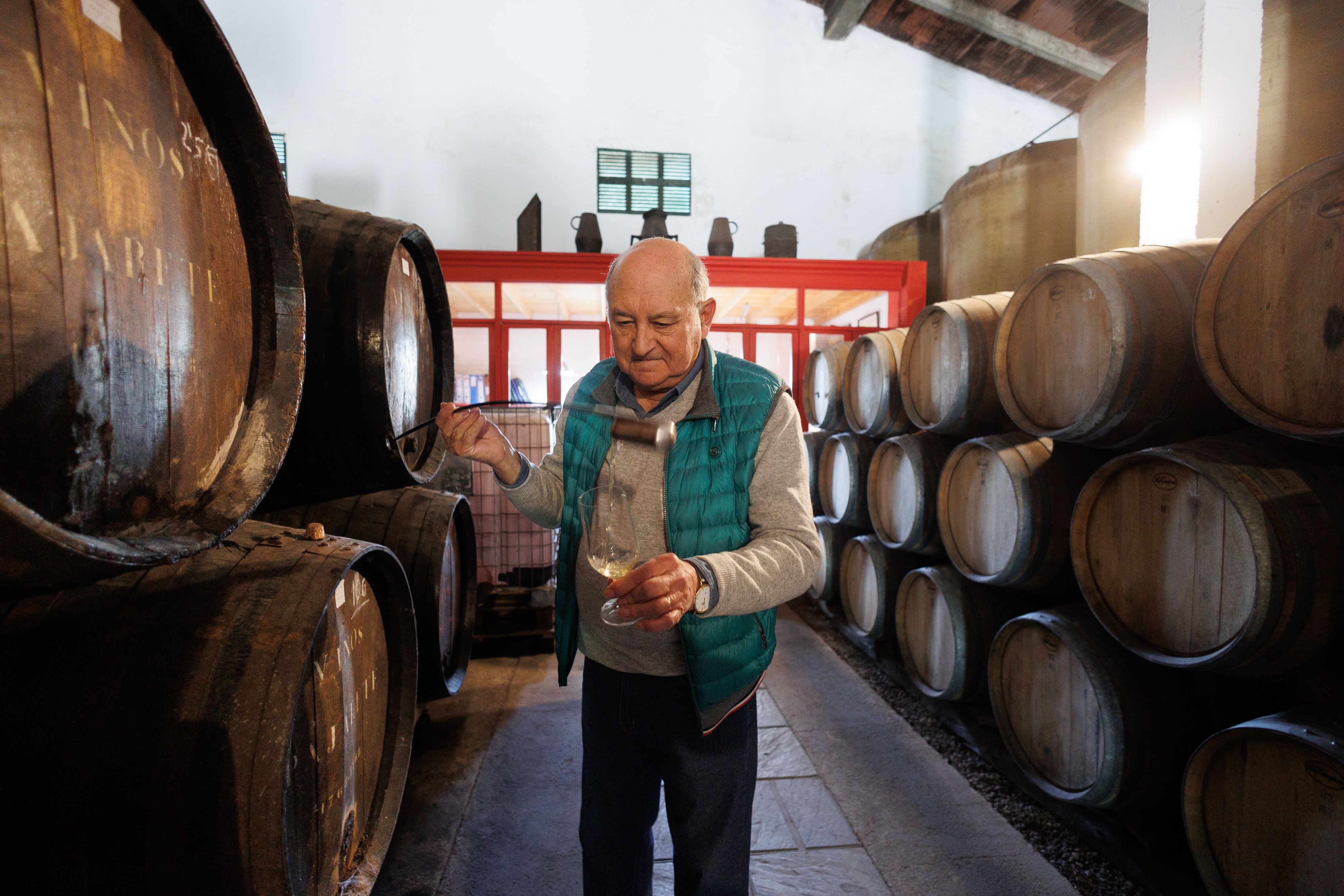 Salvador Rivero escanciando el vino.