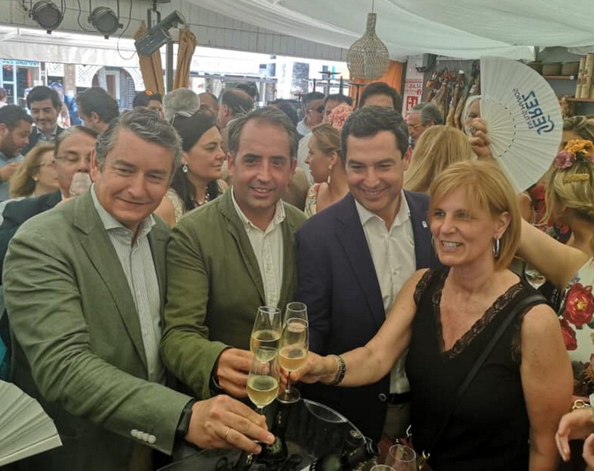 Antonio Saldaña, junto a Antonio Sanz, María José García-Pelayo y el presidente de la Junta, Juan Manuel Moreno, en la Feria del Caballo. FOTO: PP JEREZ.