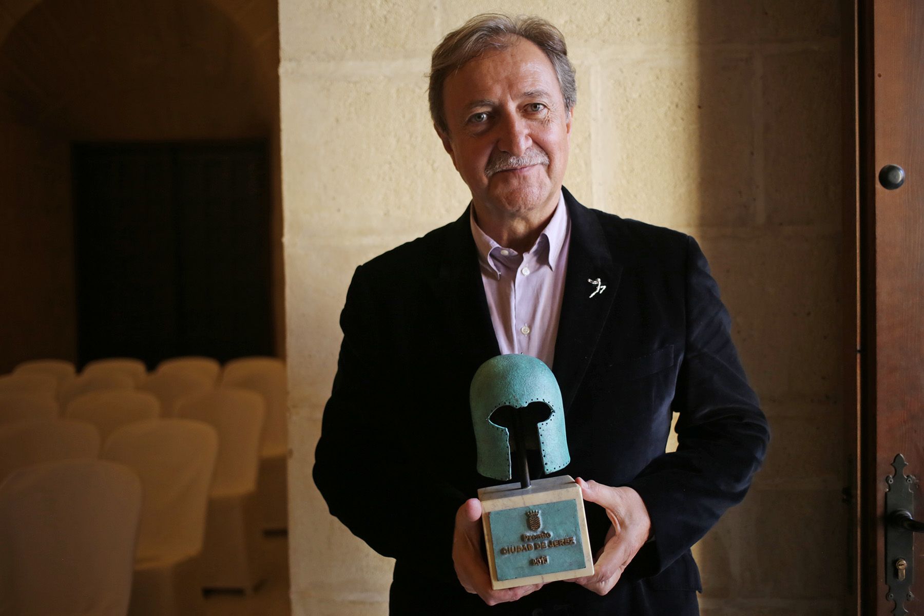 Paco Lobatón posa con el Premio Ciudad de Jerez que se le concedió en 2015.