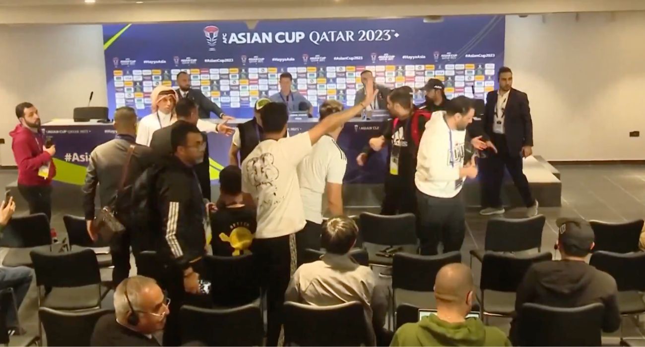 Momento de máxima tensión en la rueda de prensa del seleccionador de Irak, el gaditano Jesús Casas.