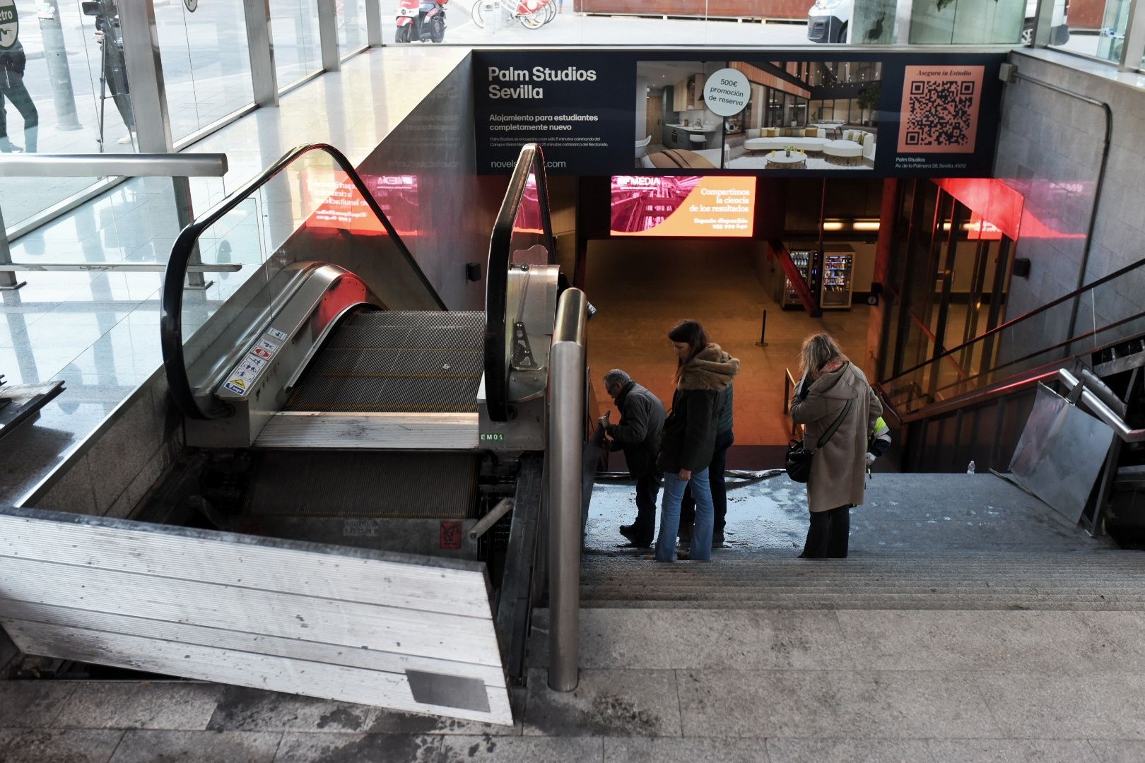 El incendio de la estación de Metro de San Bernardo y la labor de los bomberos, en imágenes