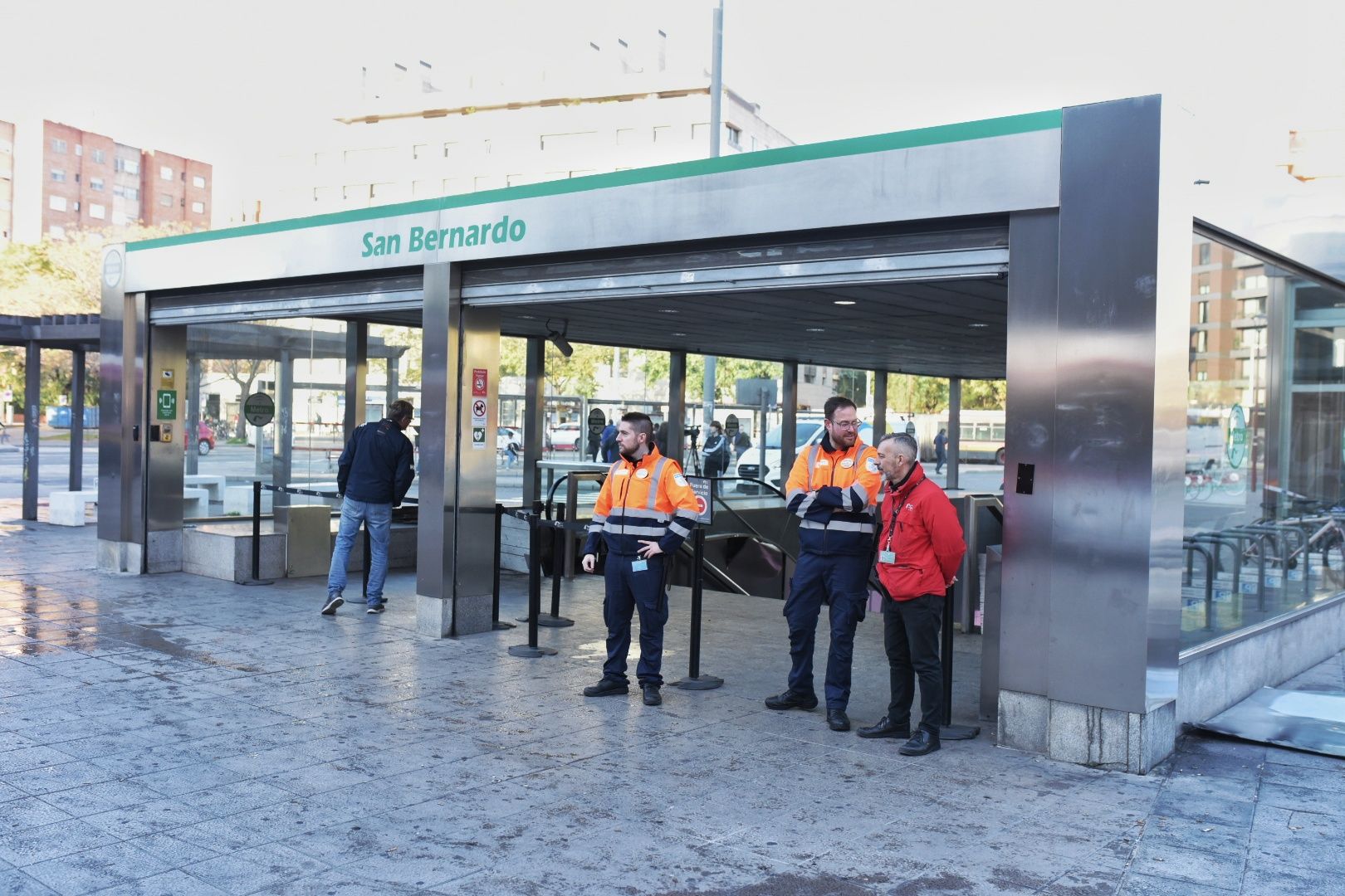 El incendio de la estación de Metro de San Bernardo y la labor de los bomberos, en imágenes