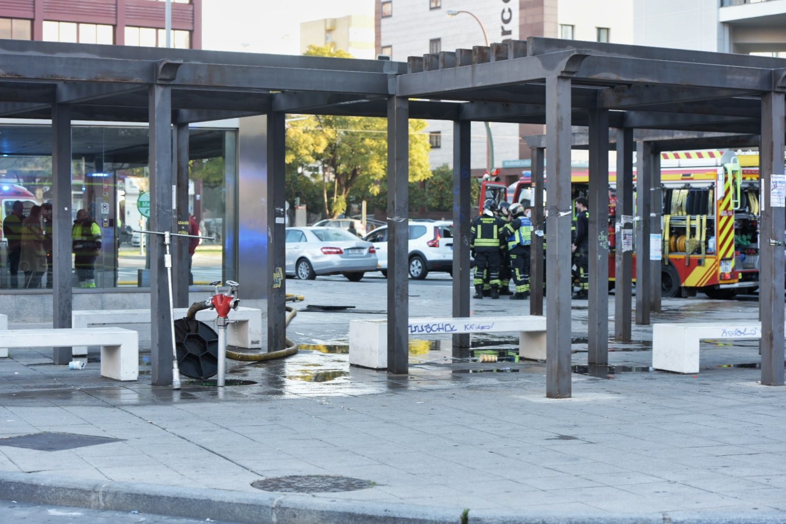 El incendio de la estación de Metro de San Bernardo y la labor de los bomberos, en imágenes