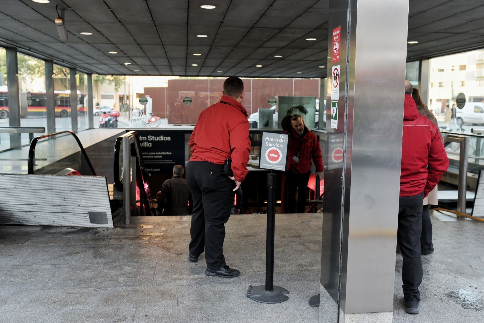 El incendio de la estación de Metro de San Bernardo y la labor de los bomberos, en imágenes