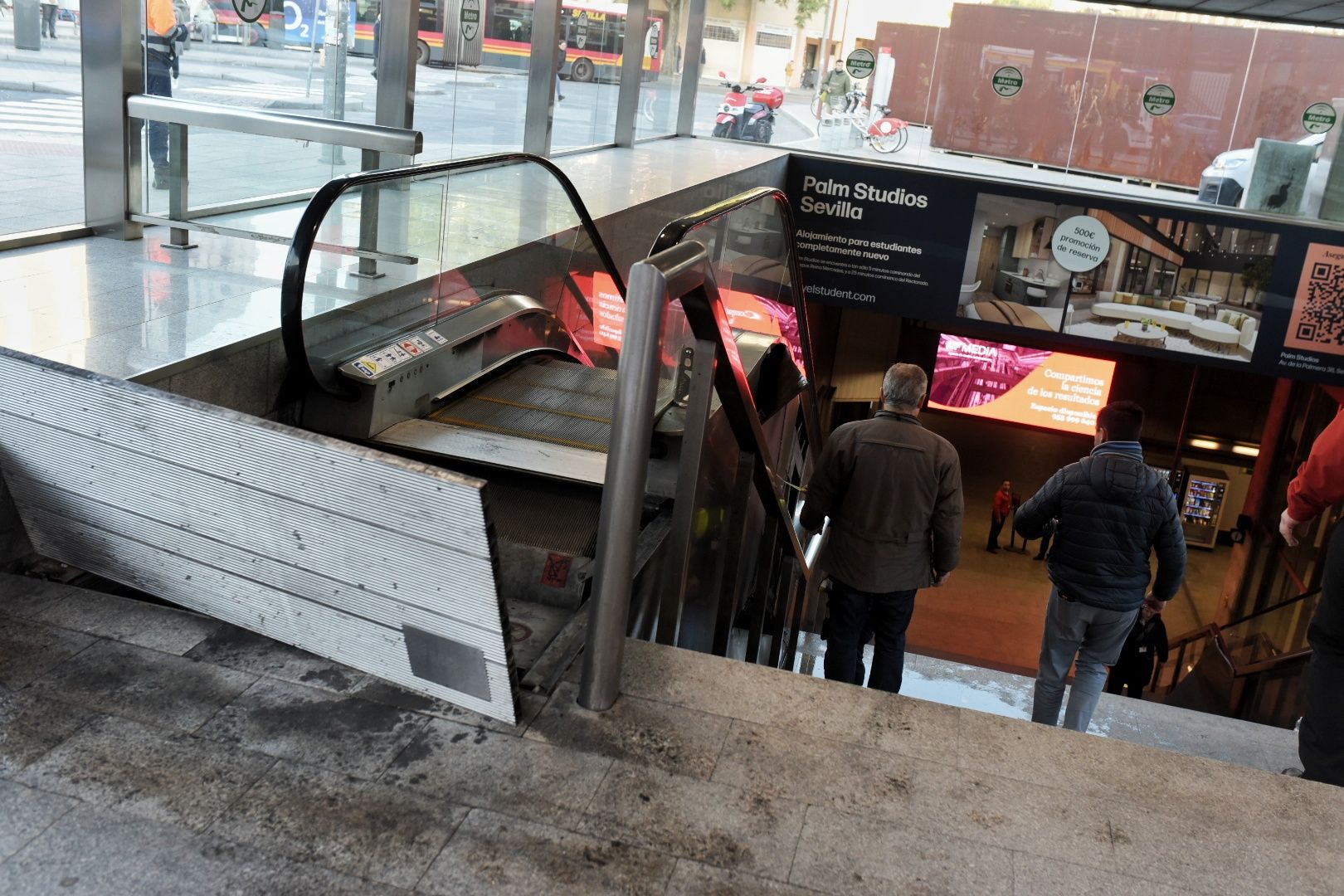 El incendio de la estación de Metro de San Bernardo y la labor de los bomberos, en imágenes