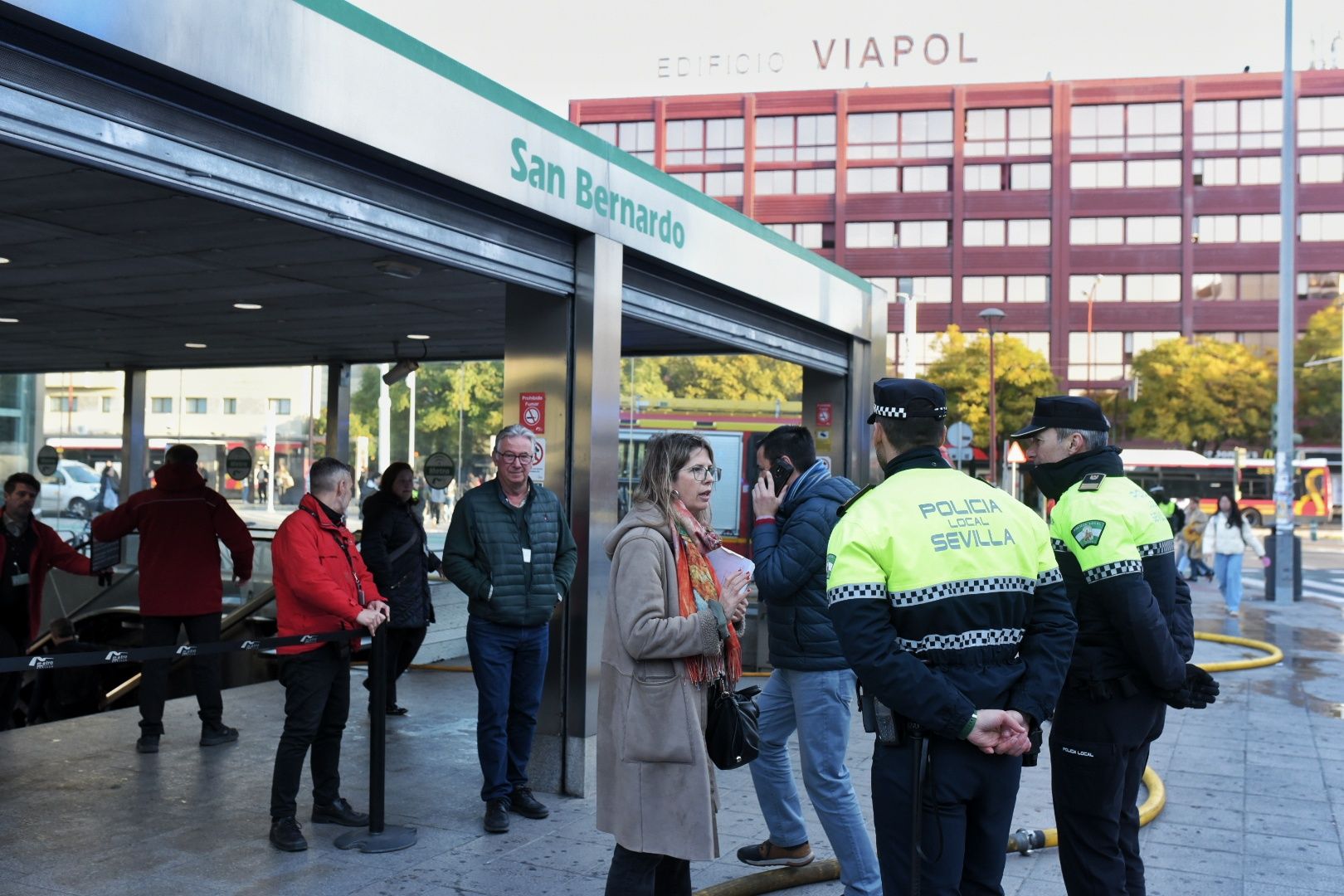 El incendio de la estación de Metro de San Bernardo y la labor de los bomberos, en imágenes