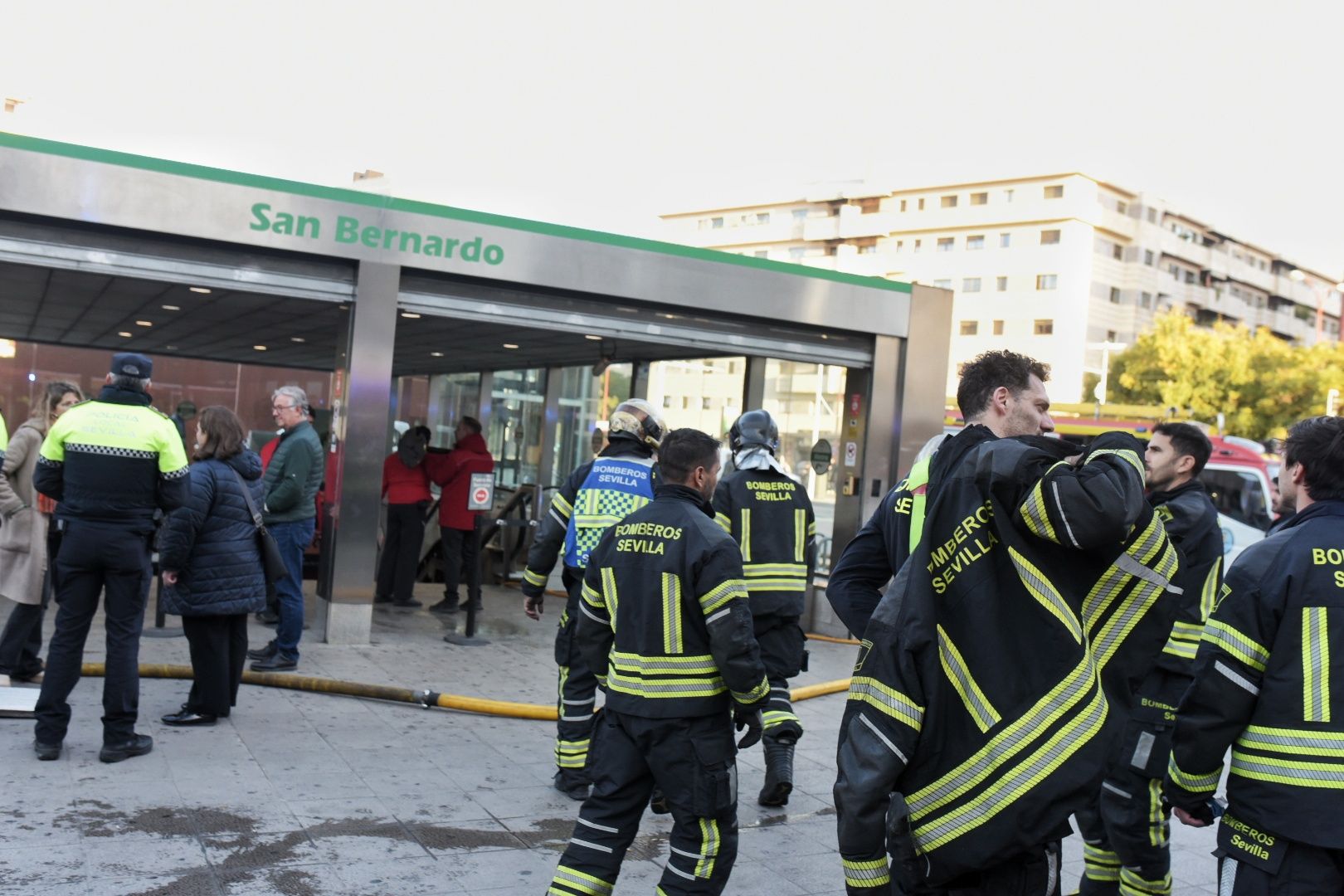 El incendio de la estación de Metro de San Bernardo y la labor de los bomberos, en imágenes