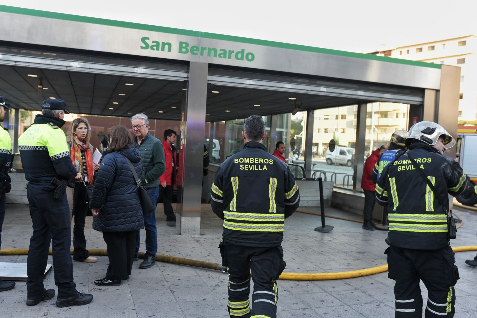 El incendio de la estación de Metro de San Bernardo y la labor de los bomberos, en imágenes