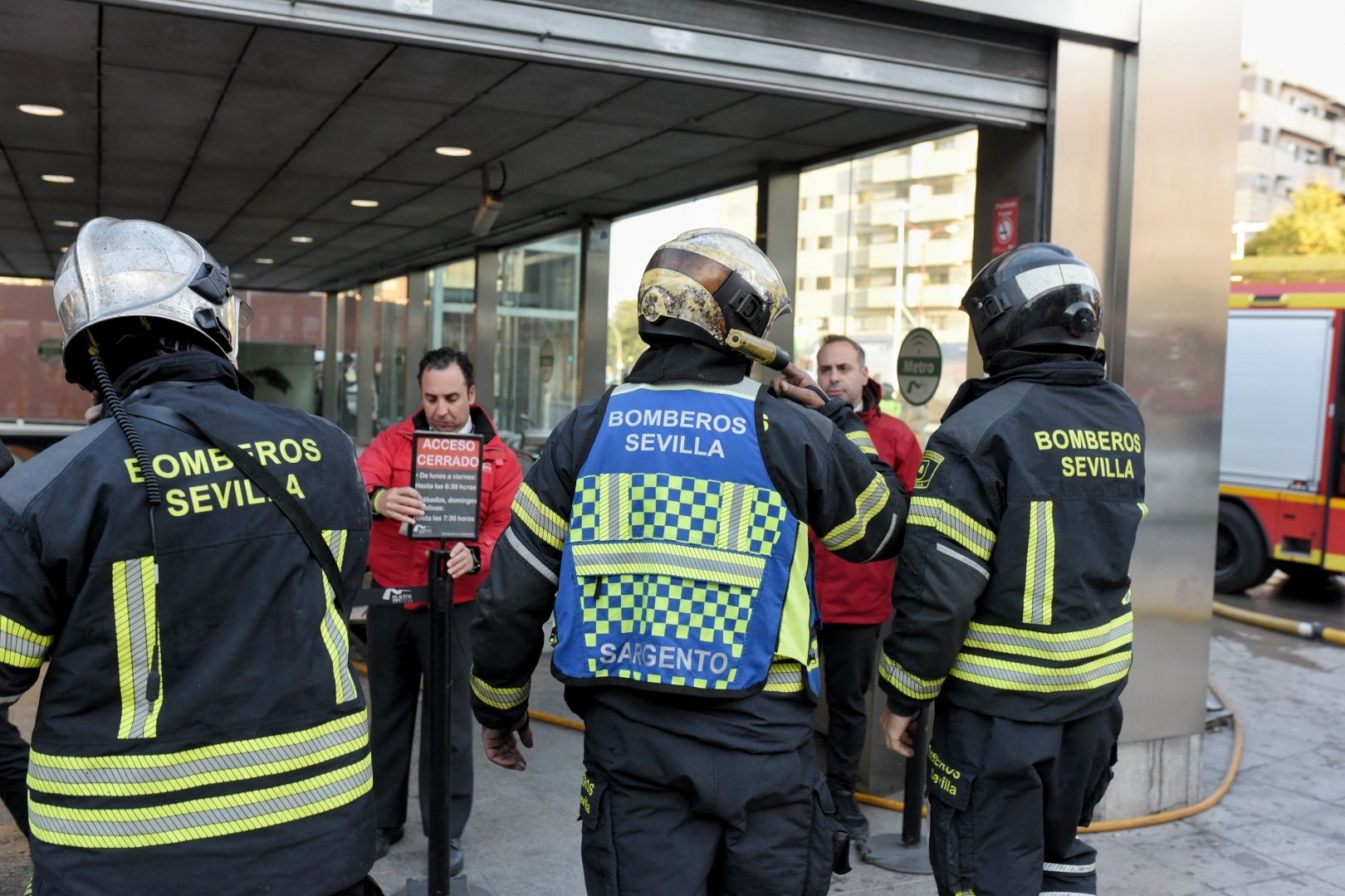 El incendio de la estación de Metro de San Bernardo y la labor de los bomberos, en imágenes