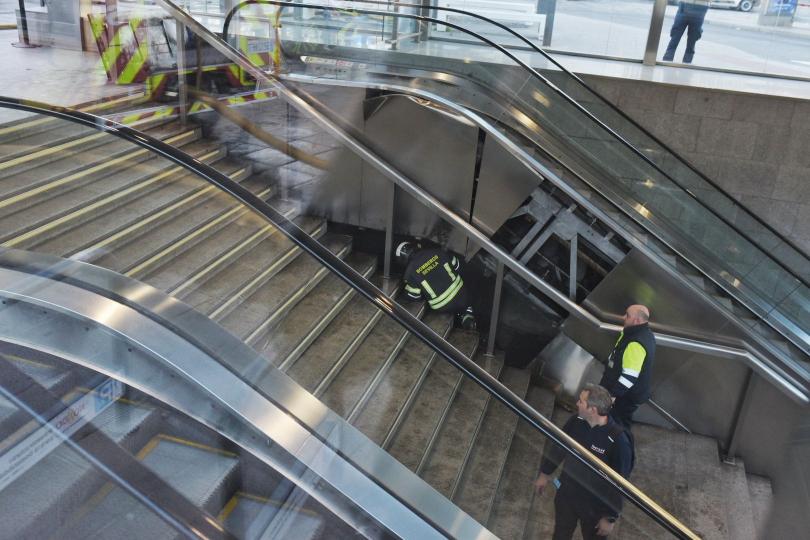 El incendio de la estación de Metro de San Bernardo y la labor de los bomberos, en imágenes