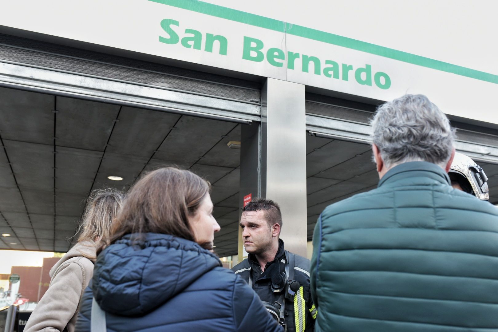 El incendio de la estación de Metro de San Bernardo y la labor de los bomberos, en imágenes