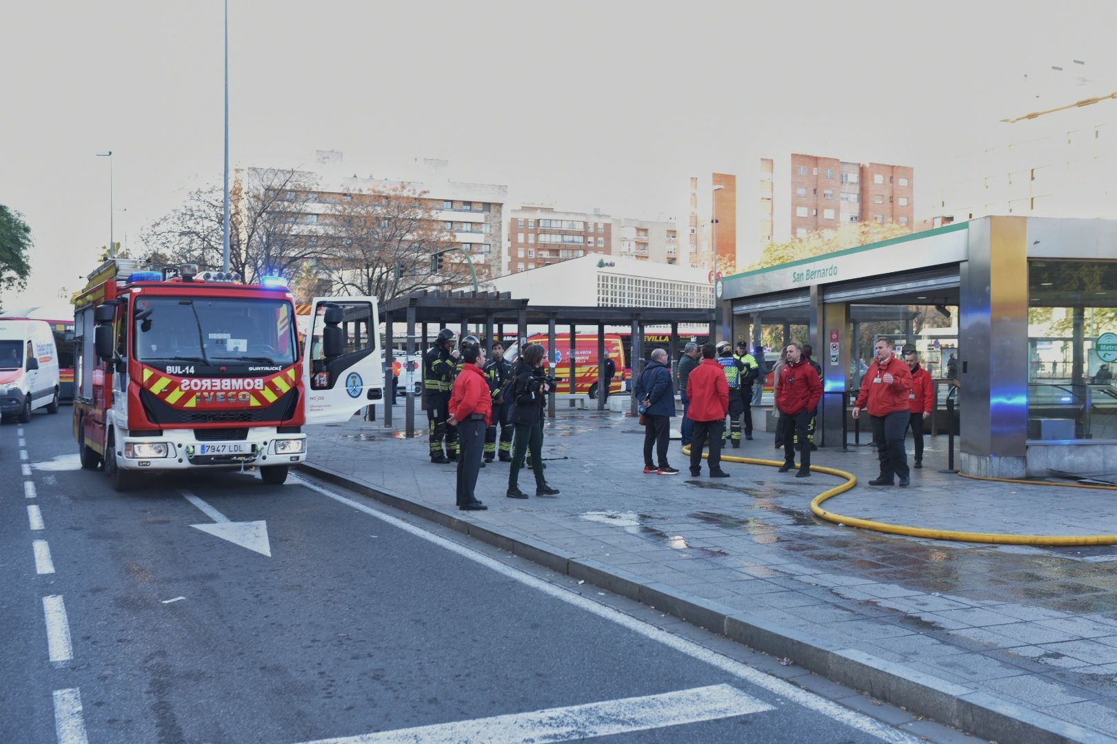 El incendio de la estación de Metro de San Bernardo y la labor de los bomberos, en imágenes