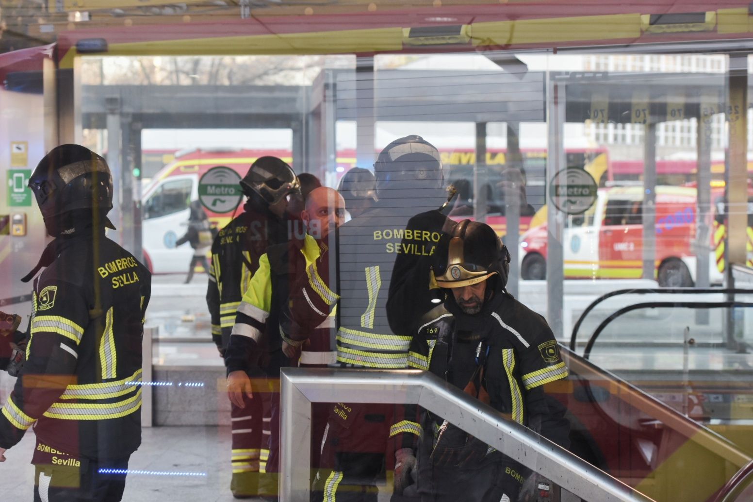 El incendio de la estación de Metro de San Bernardo y la labor de los bomberos, en imágenes