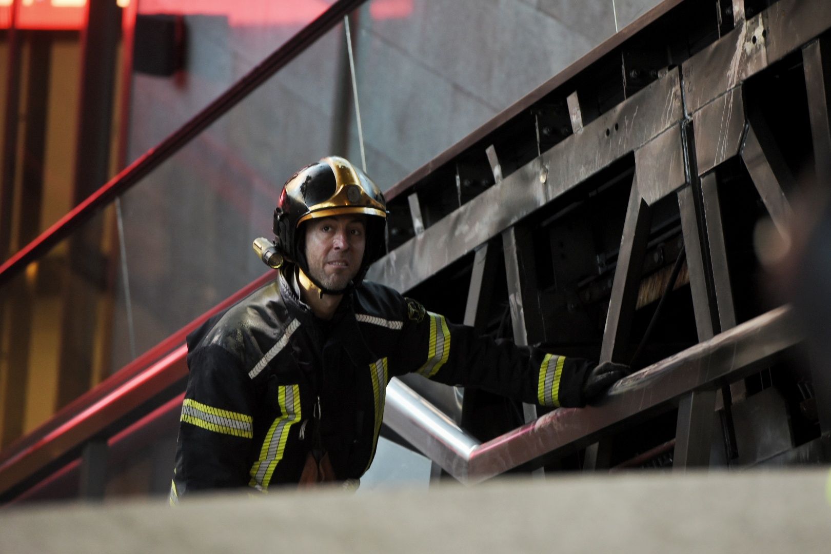 El incendio de la estación de Metro de San Bernardo y la labor de los bomberos, en imágenes