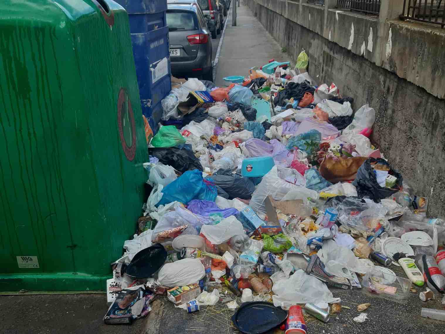 Basura acumulada en las calles de La Línea. FOTO: CSIF