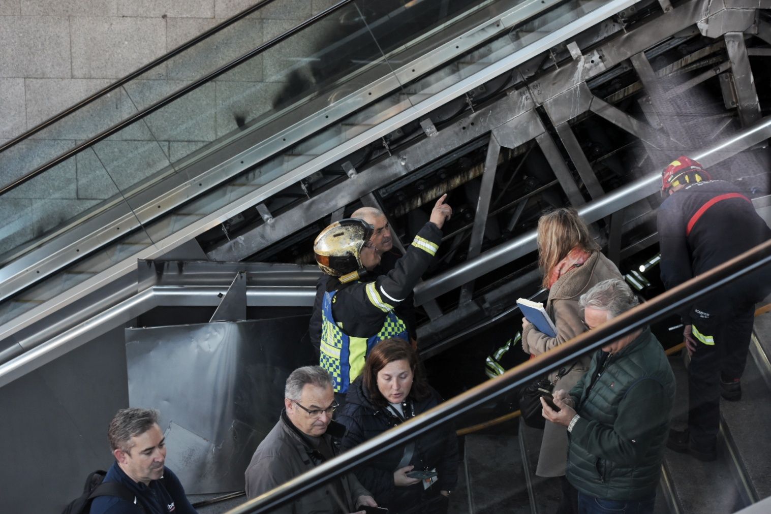 El incendio de la estación de Metro de San Bernardo y la labor de los bomberos, en imágenes