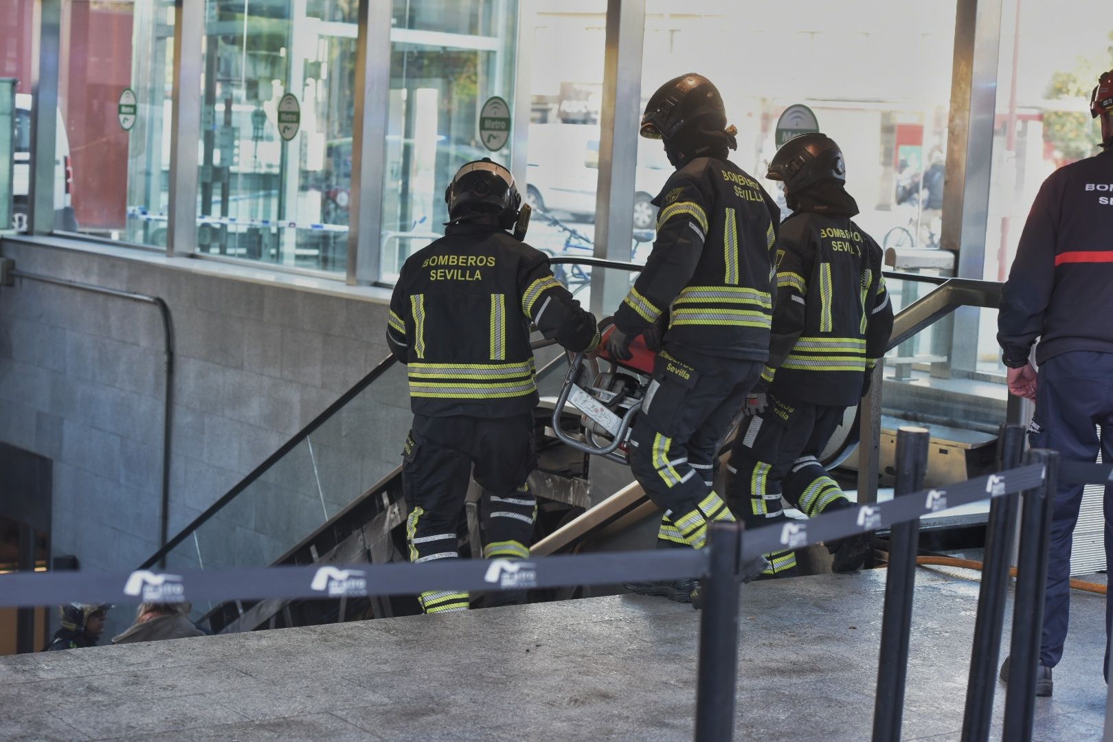 El incendio de la estación de Metro de San Bernardo y la labor de los bomberos, en imágenes
