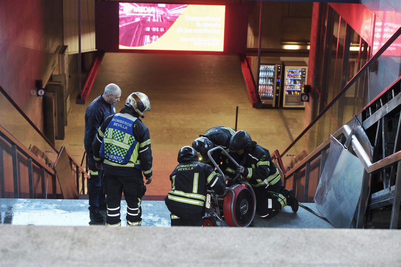 El incendio de la estación de Metro de San Bernardo y la labor de los bomberos, en imágenes