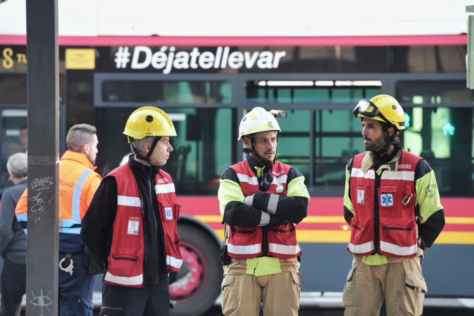 El incendio de la estación de Metro de San Bernardo y la labor de los bomberos, en imágenes