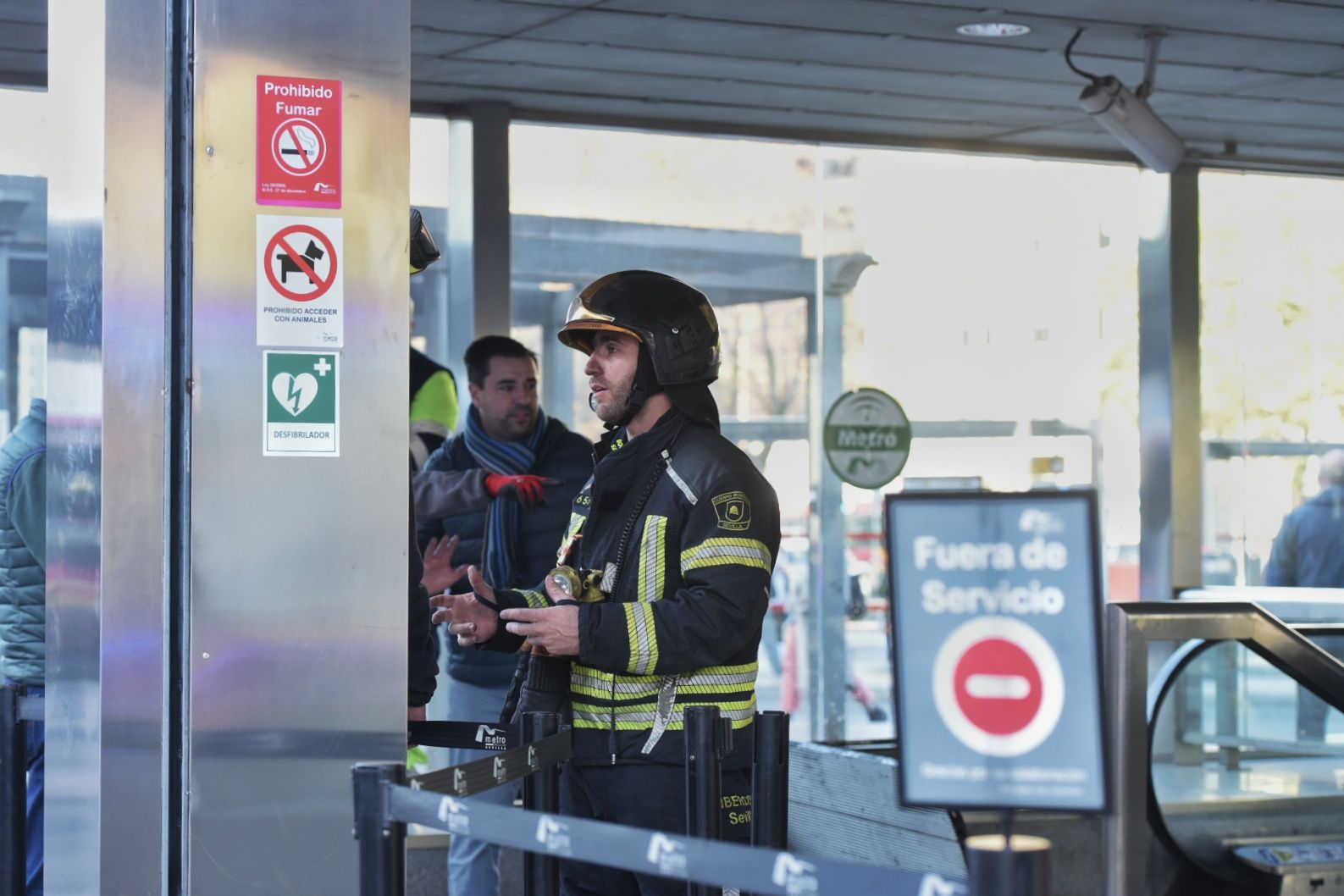 El incendio de la estación de Metro de San Bernardo y la labor de los bomberos, en imágenes