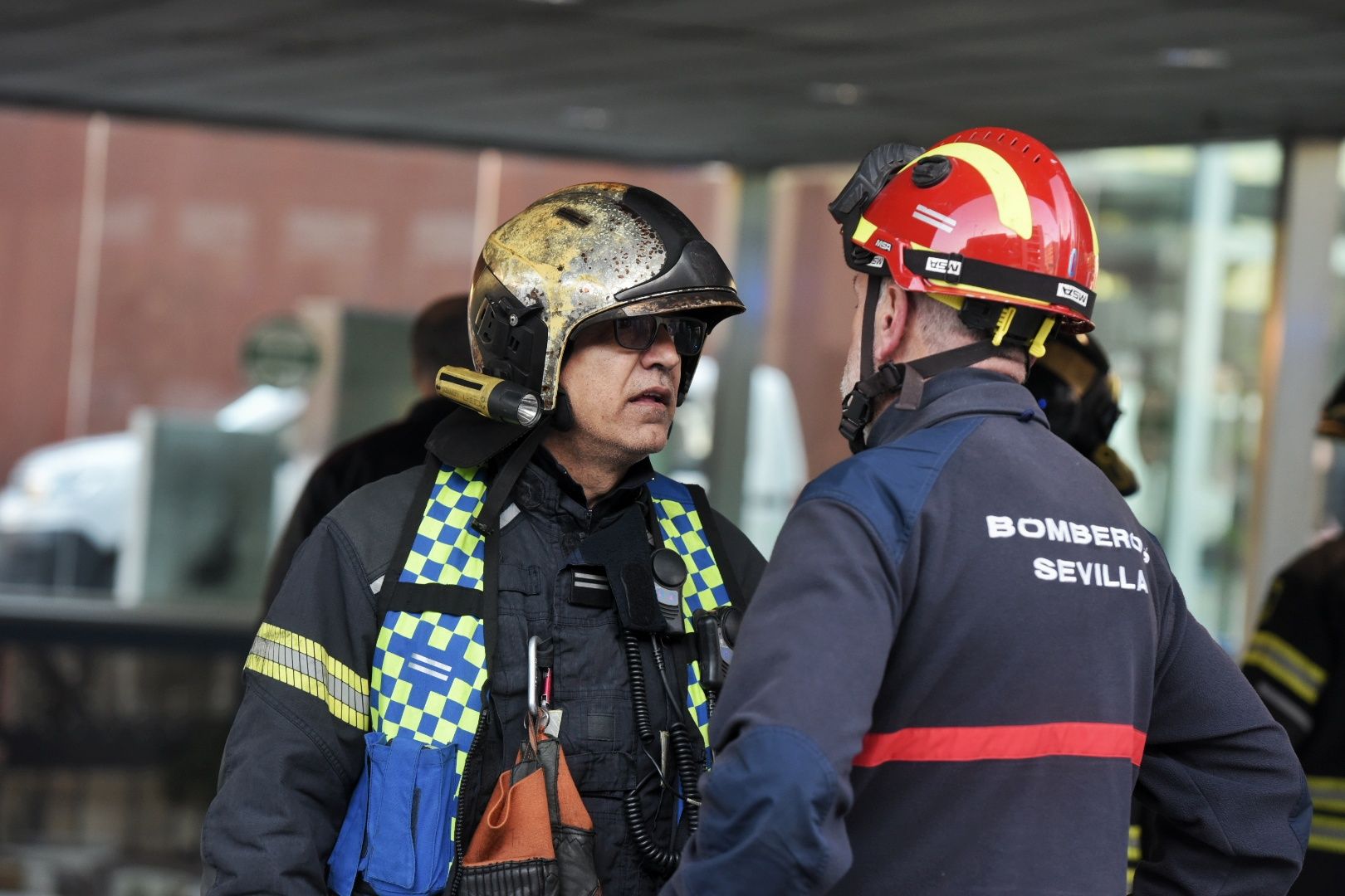 El incendio de la estación de Metro de San Bernardo y la labor de los bomberos, en imágenes