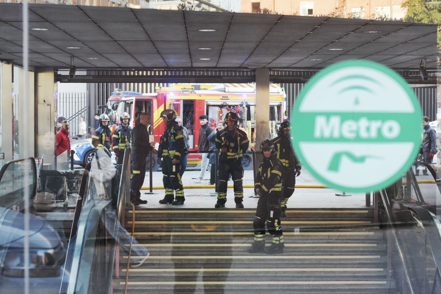 El incendio de la estación de Metro de San Bernardo y la labor de los bomberos, en imágenes