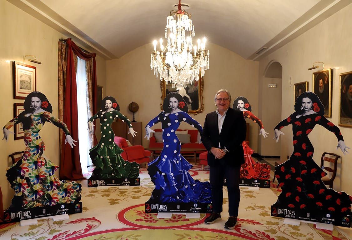 Francisco Camas, delegado de Cultura en Jerez, en el salón noble del Ayuntamiento, rodeado de fotos de Lola Flores.