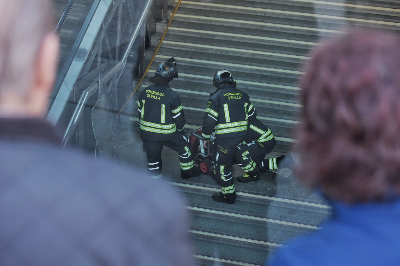 El incendio de la estación de Metro de San Bernardo y la labor de los bomberos, en imágenes
