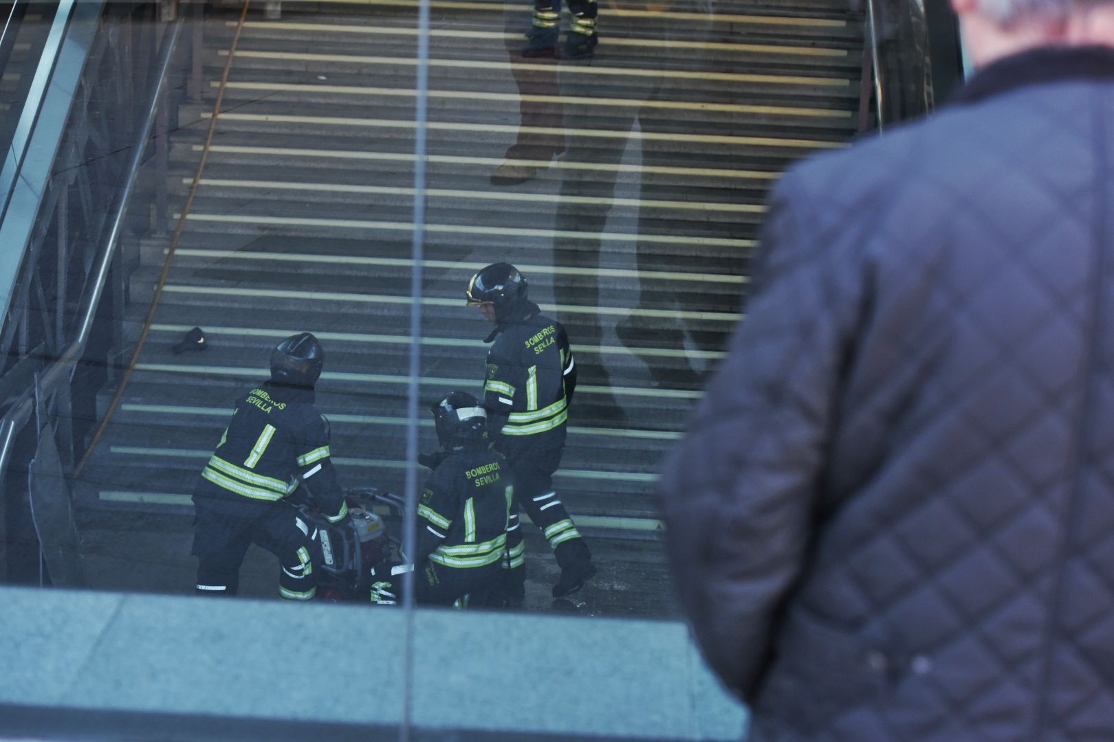 El incendio de la estación de Metro de San Bernardo y la labor de los bomberos, en imágenes