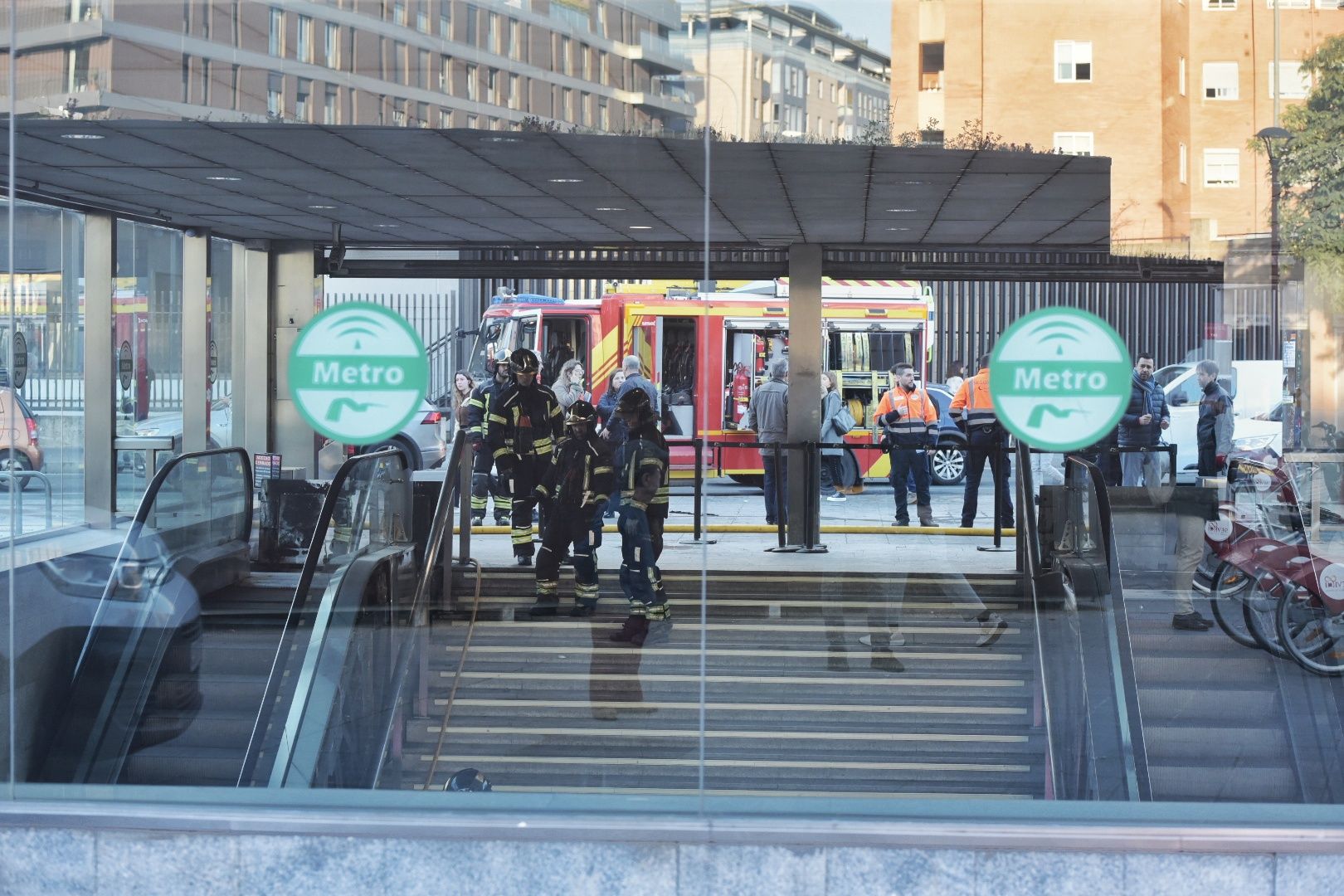 El incendio de la estación de Metro de San Bernardo y la labor de los bomberos, en imágenes