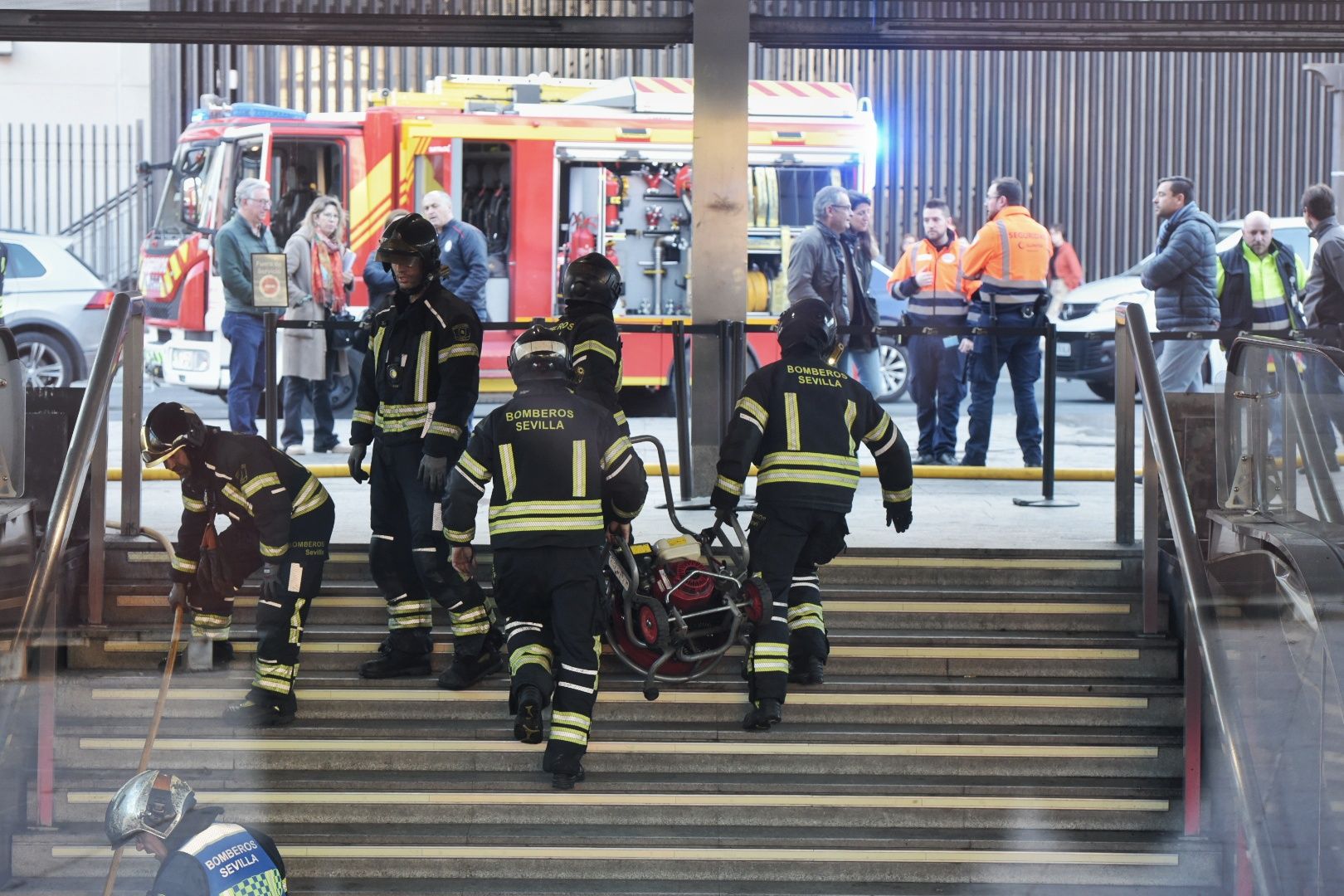 El incendio de la estación de Metro de San Bernardo y la labor de los bomberos, en imágenes