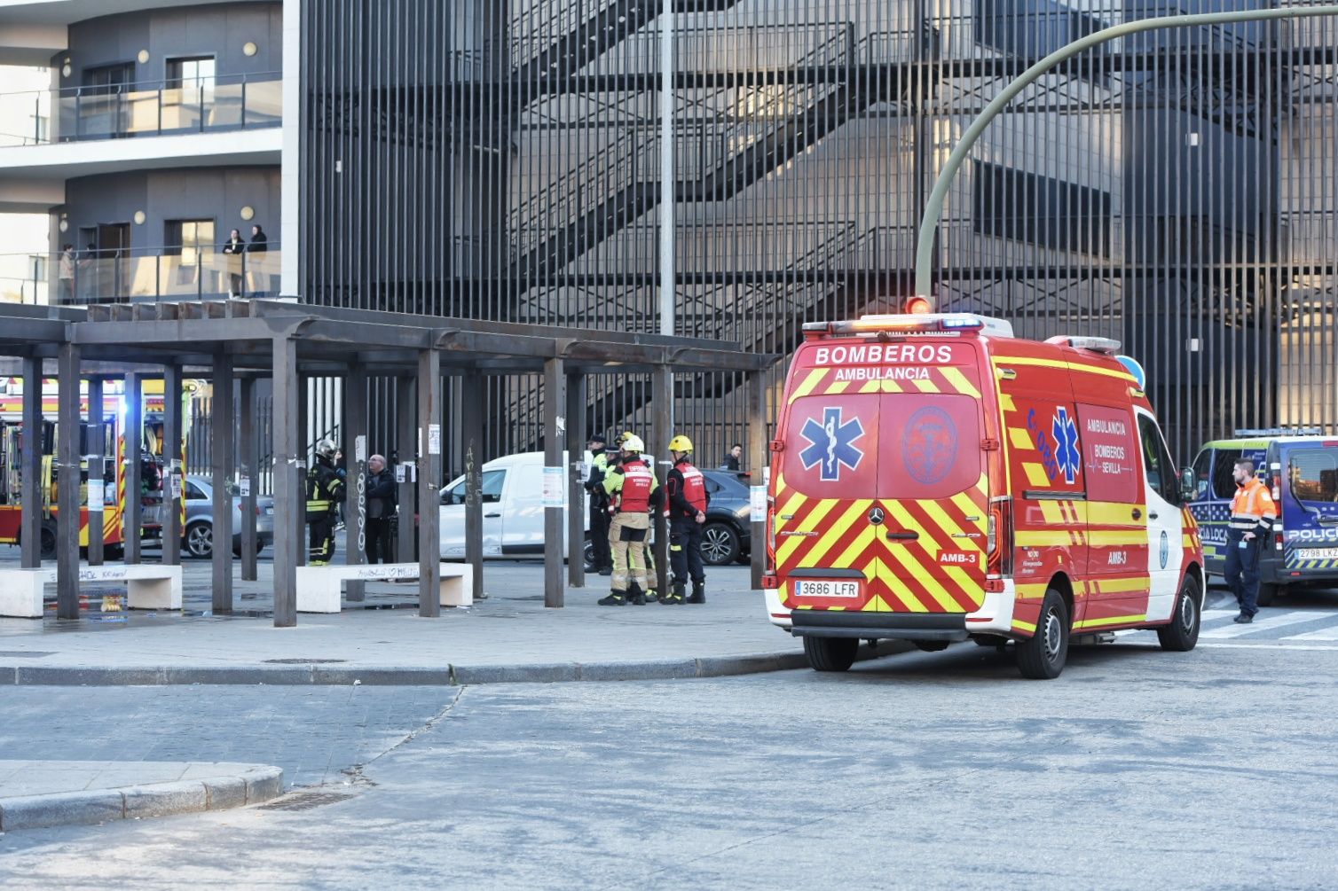 El incendio de la estación de Metro de San Bernardo y la labor de los bomberos, en imágenes