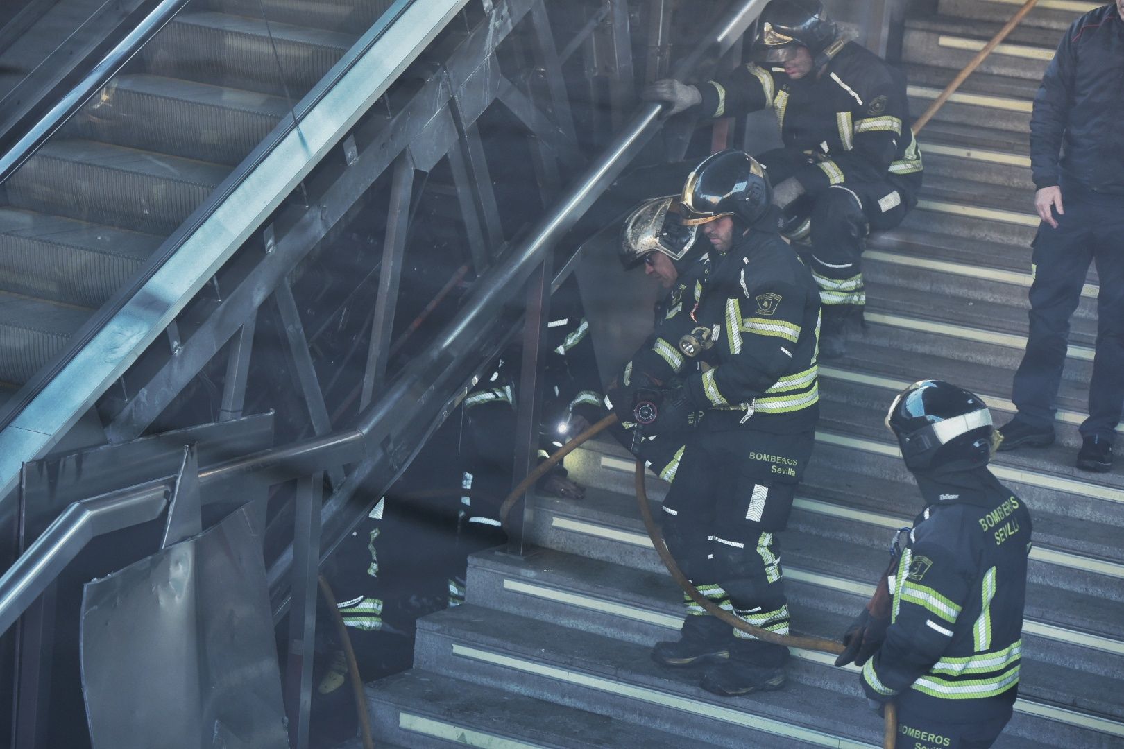 El incendio de la estación de Metro de San Bernardo y la labor de los bomberos, en imágenes