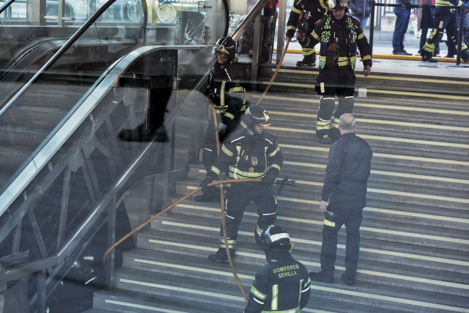 El incendio de la estación de Metro de San Bernardo y la labor de los bomberos, en imágenes
