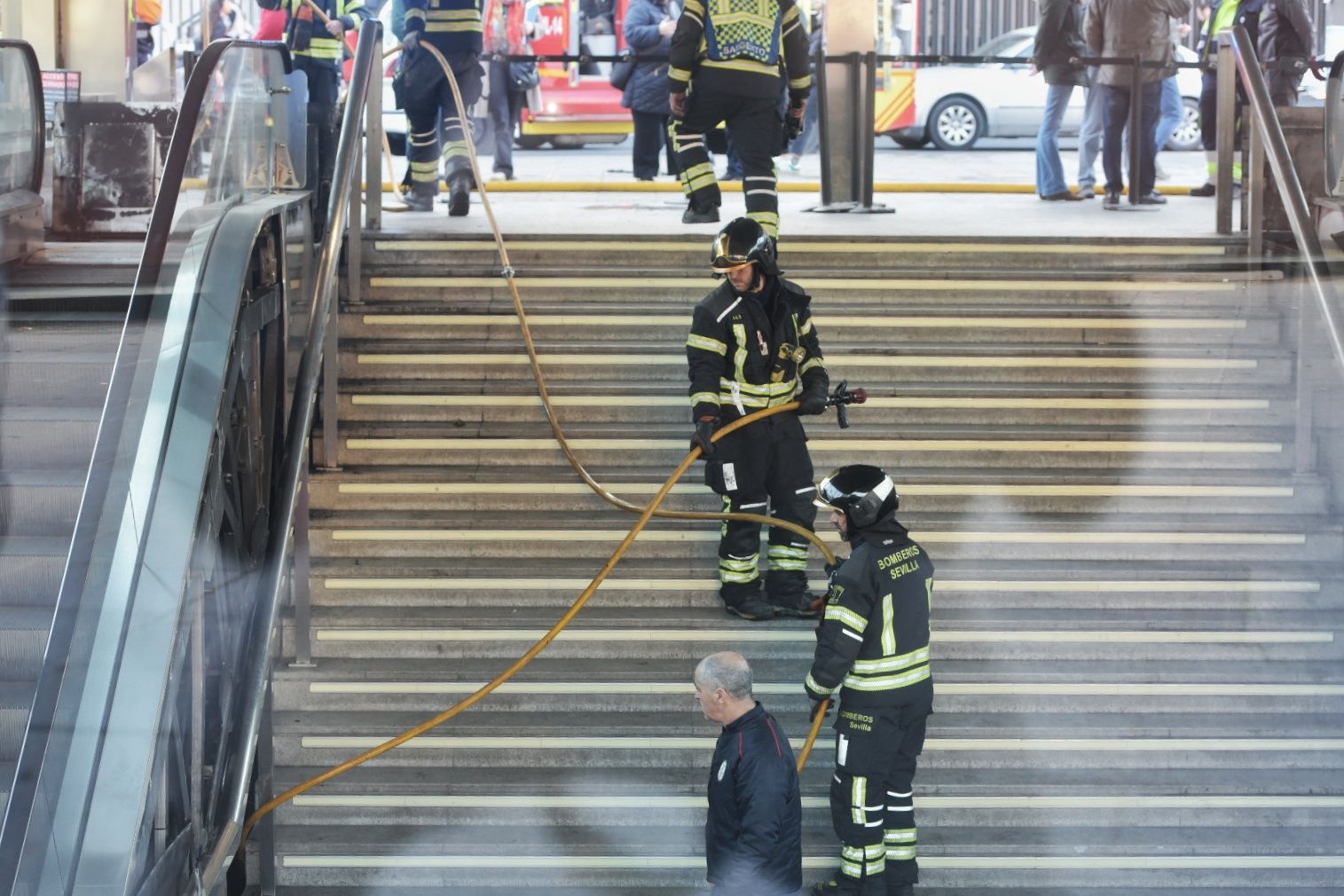 El incendio de la estación de Metro de San Bernardo y la labor de los bomberos, en imágenes