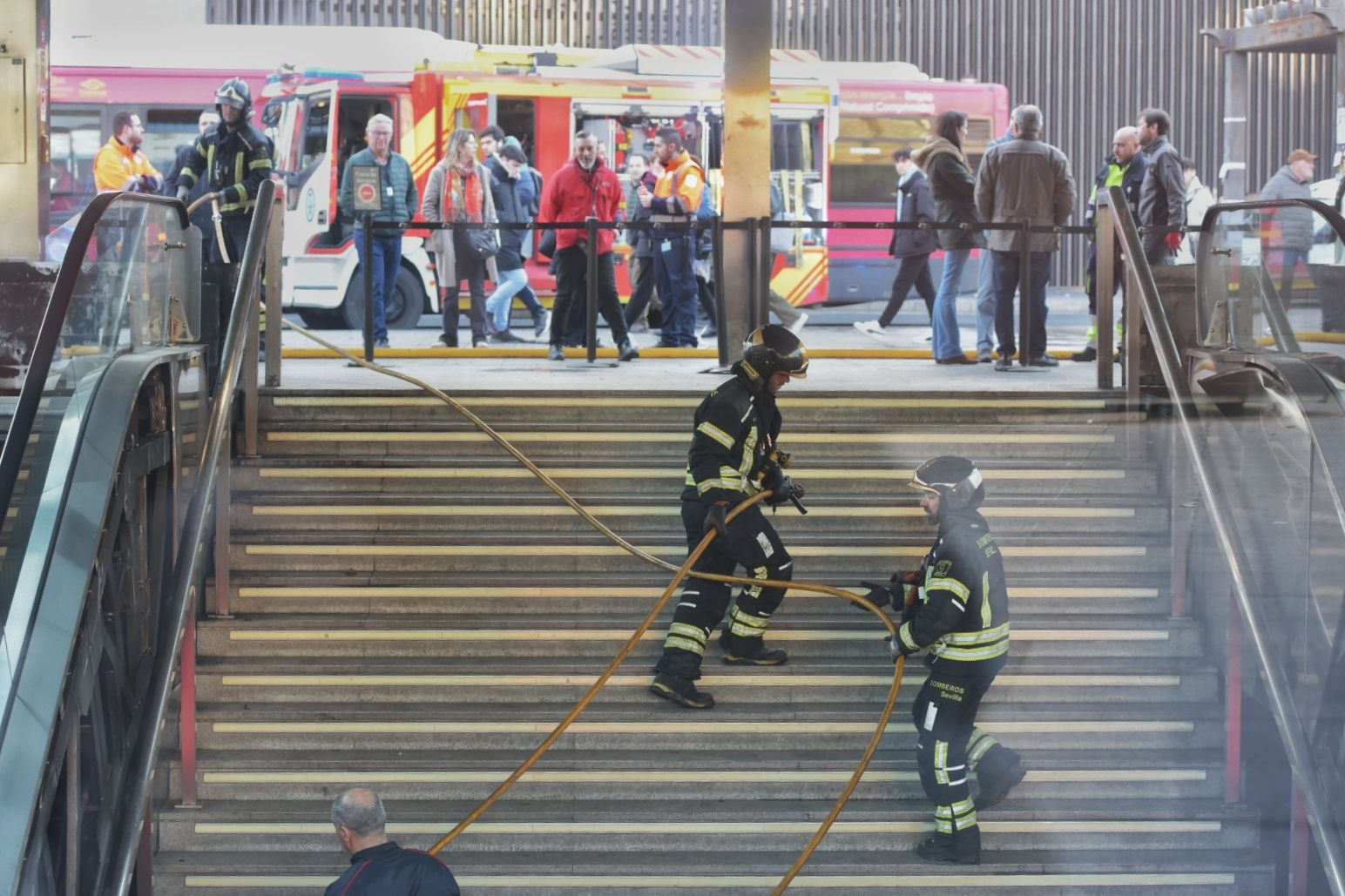 El incendio de la estación de Metro de San Bernardo y la labor de los bomberos, en imágenes