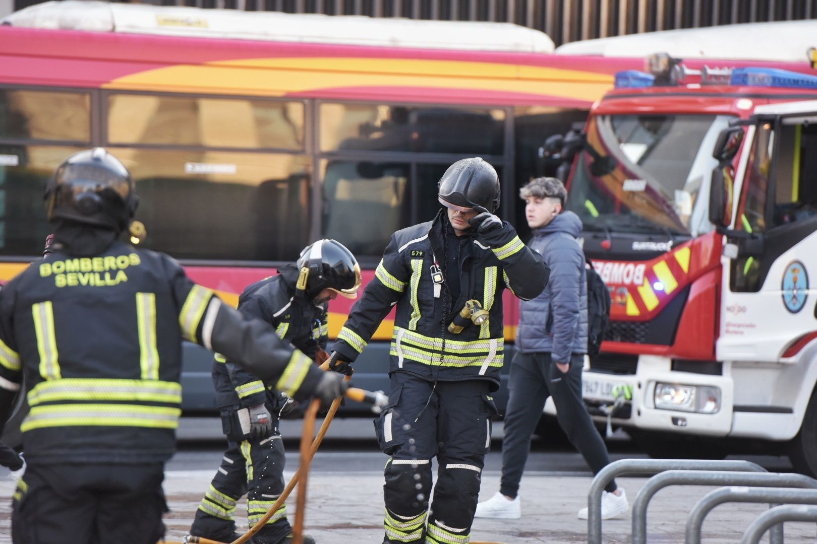 El incendio de la estación de Metro de San Bernardo y la labor de los bomberos, en imágenes