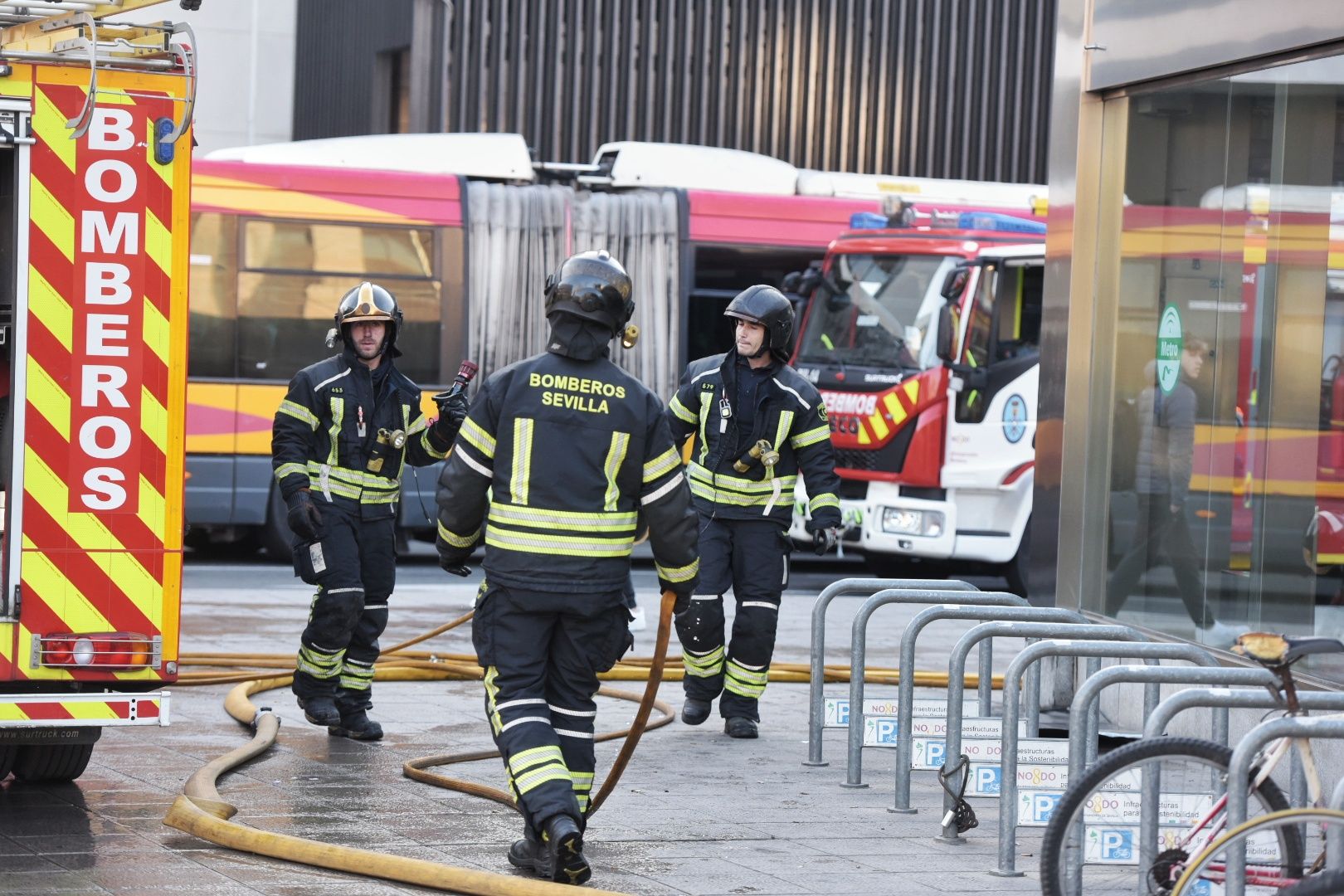 El incendio de la estación de Metro de San Bernardo y la labor de los bomberos, en imágenes